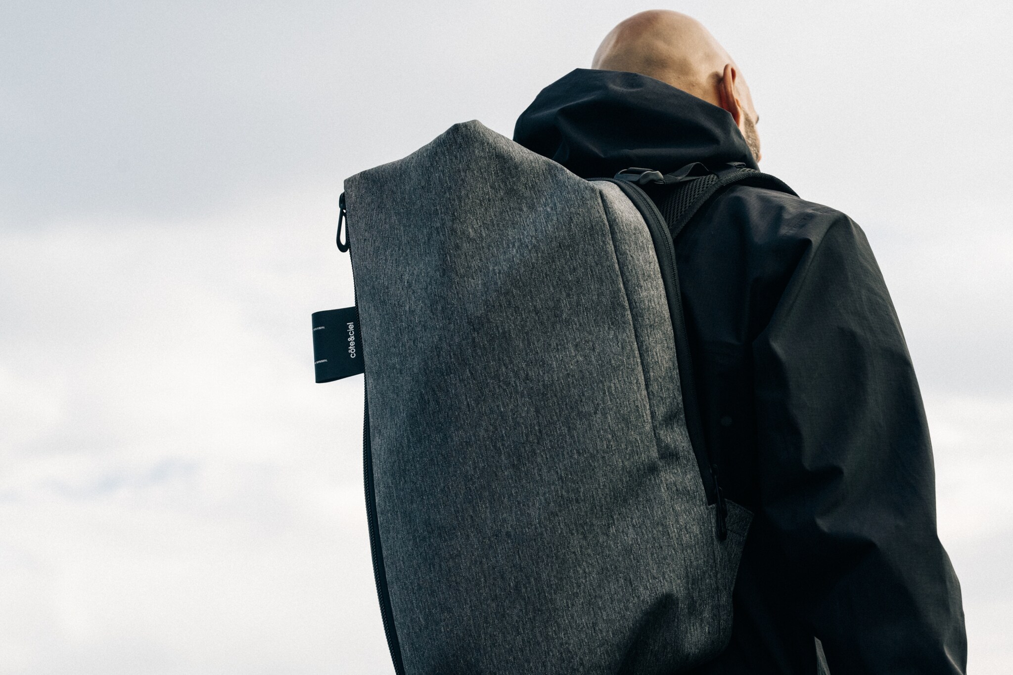 Mann mit dem Rucksackmodell Isar der Marke côte&ciel
