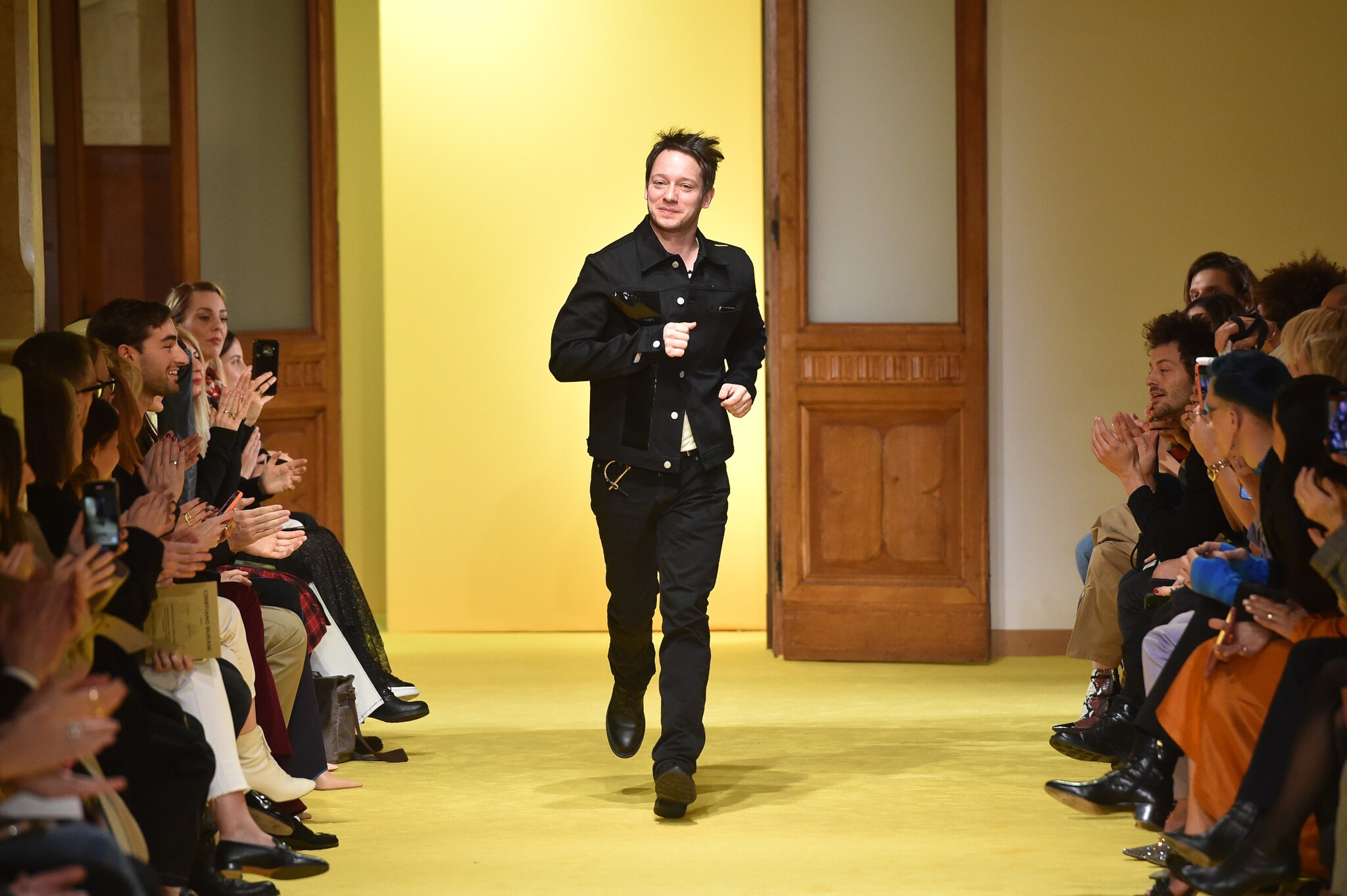 Ein junger Mann vor Publikum