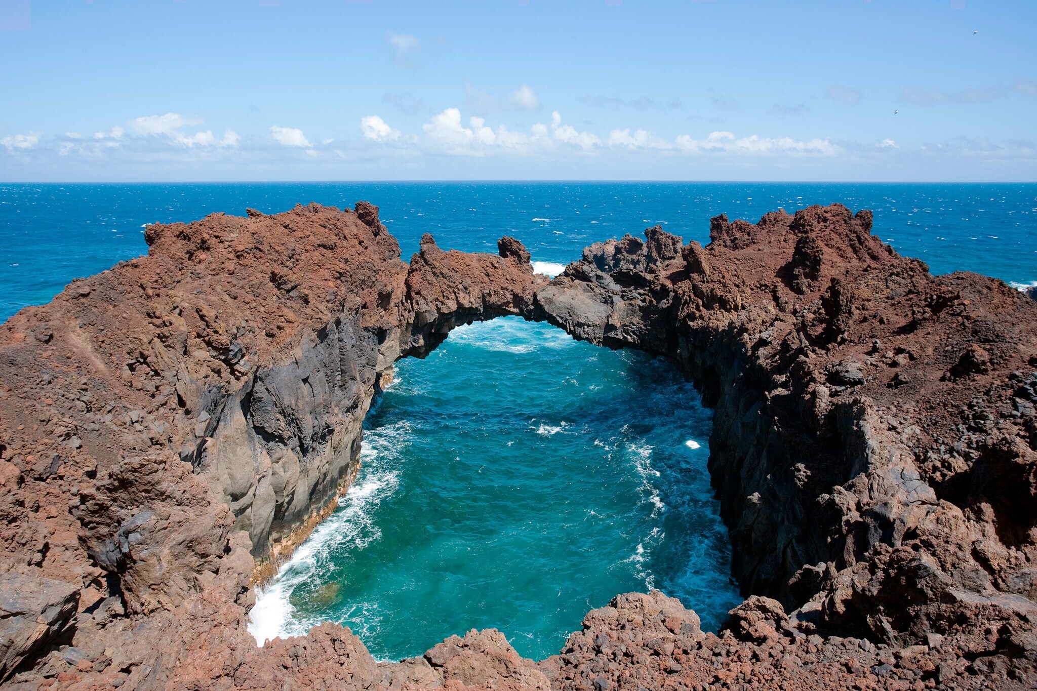Felsbogen auf El Hierro, durch den das Meer rauscht