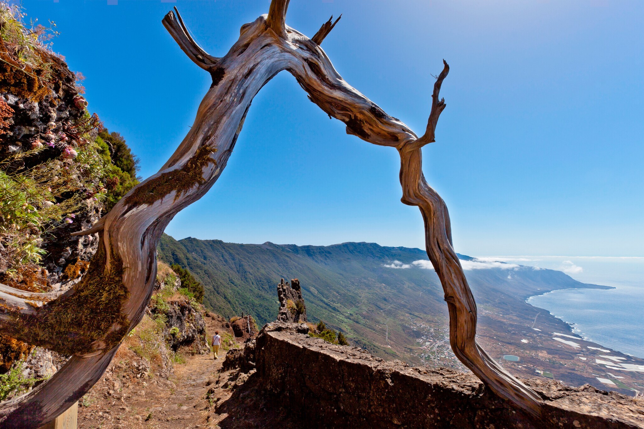 Blick von oben auf Panorama mit Bergen und Meer auf El Hierro