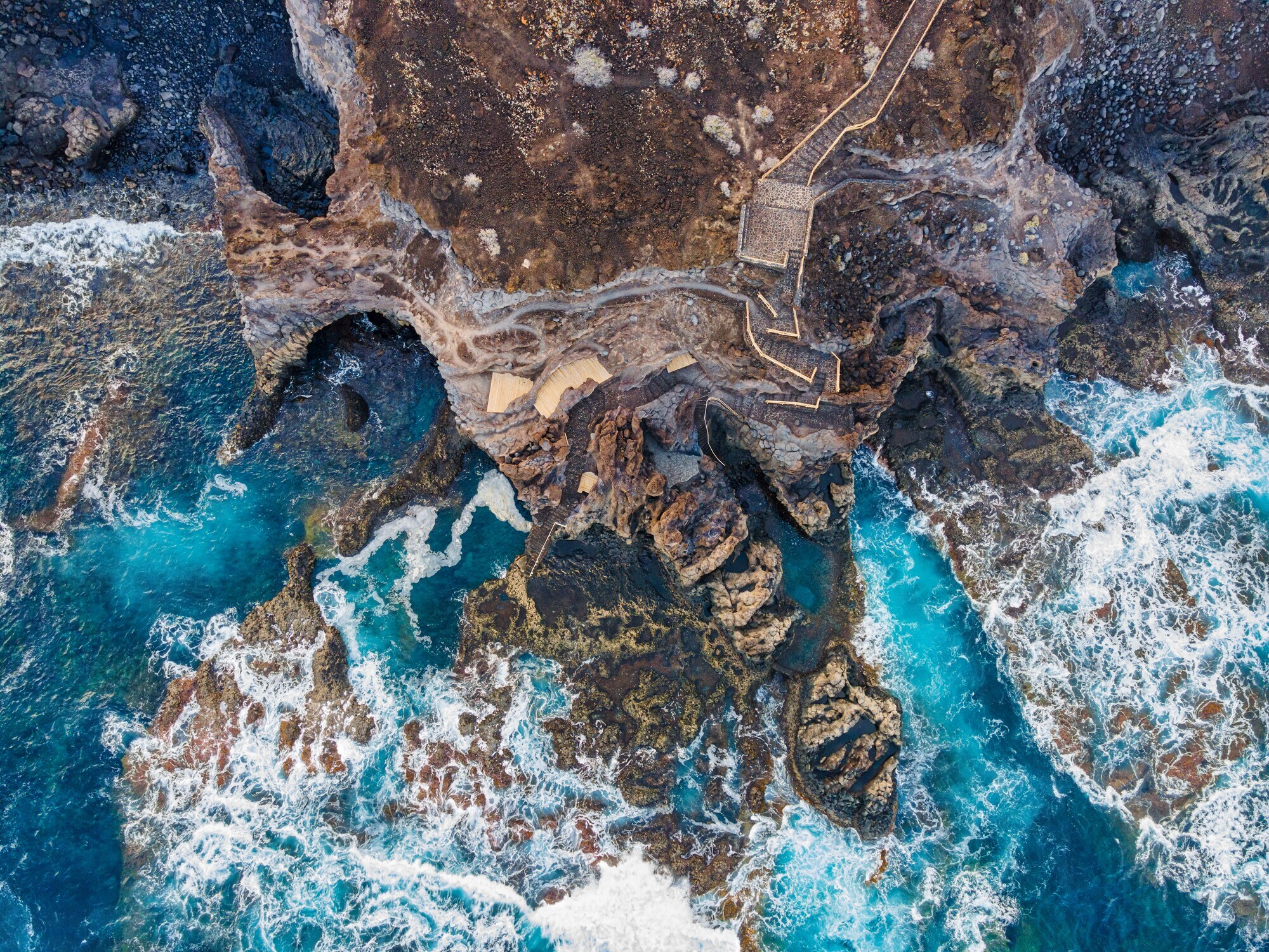 Blick von oben auf die Playa Charco los Sargos auf El Hierro.