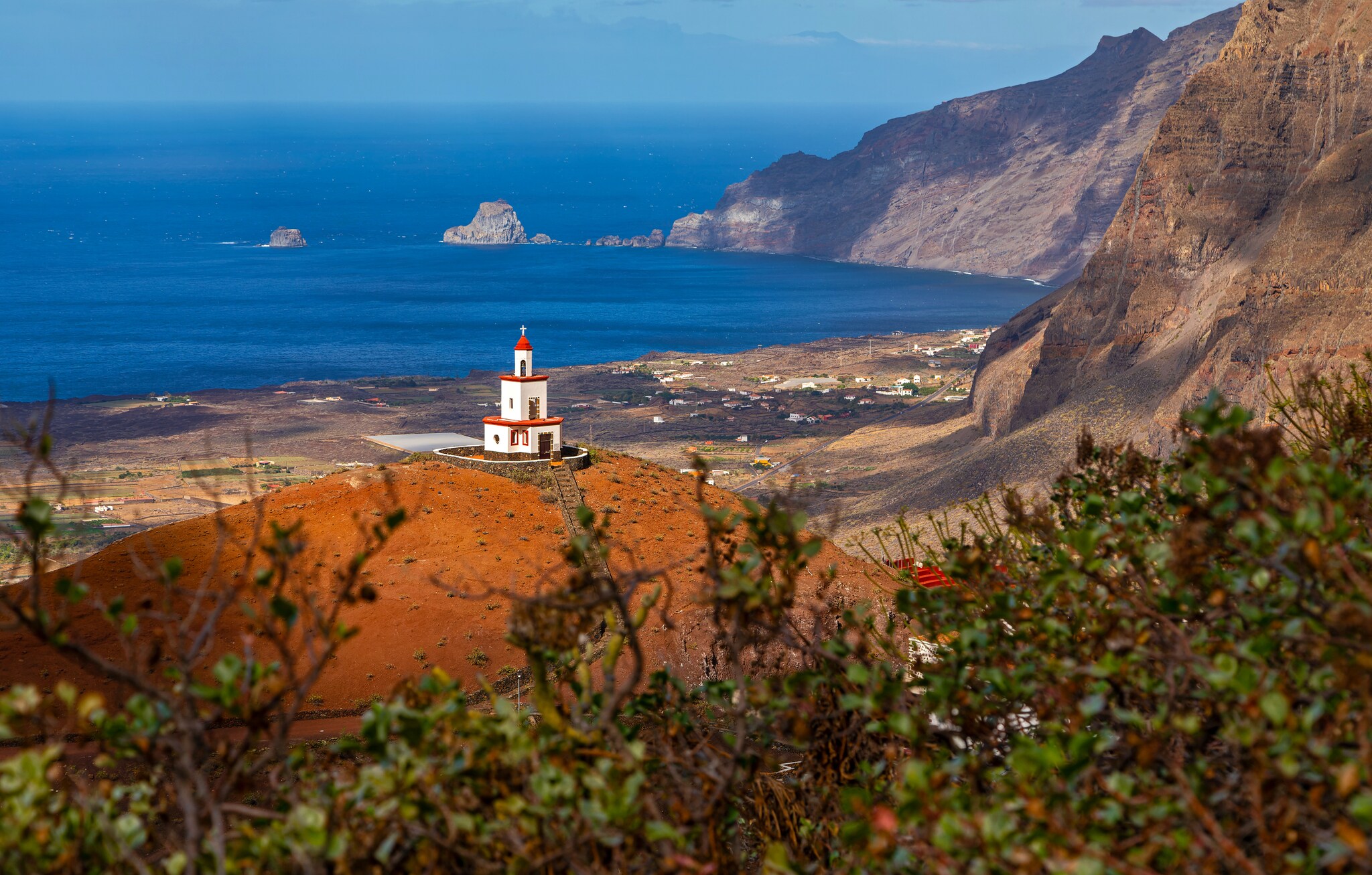Wanderwege auf El Hierro zwischen Felsen und Meer Wanderwege auf El Hierro zwischen Felsen und Meer