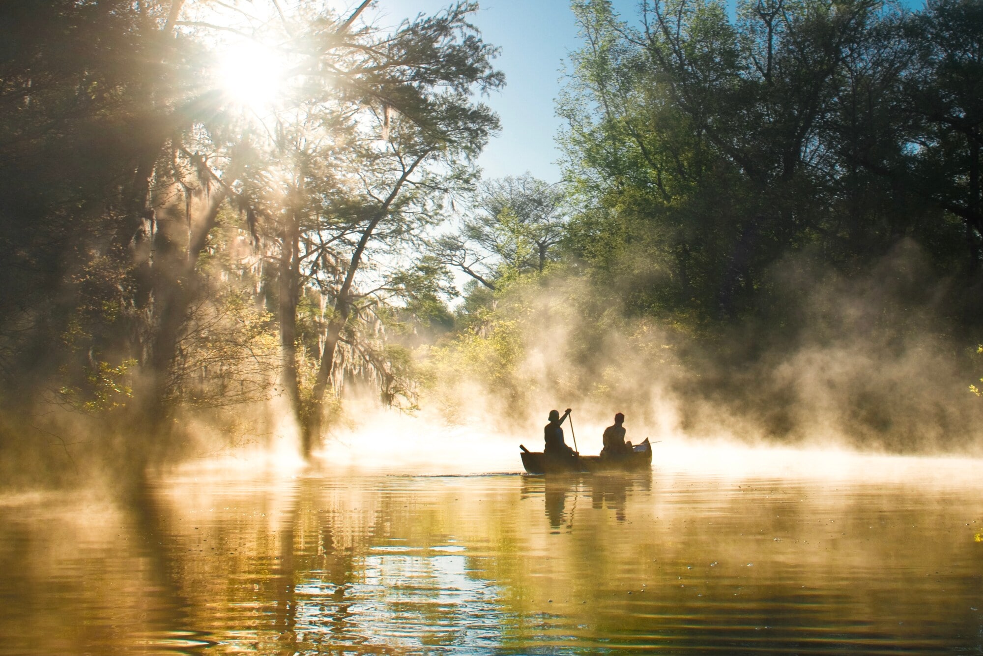 Ein Kanu im Morgennebel im Everglades-Nationalpark Ein Kanu im Morgennebel im Everglades-Nationalpark
