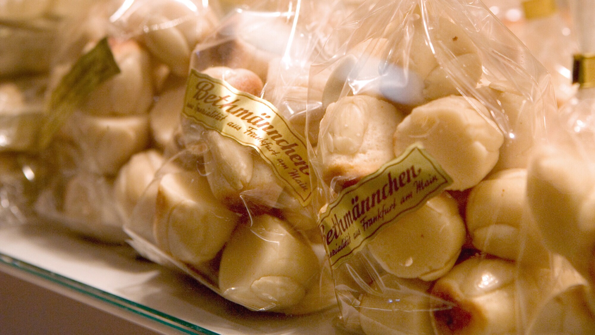 Tüten mit Marzipangebäck namens Bethmännchen.