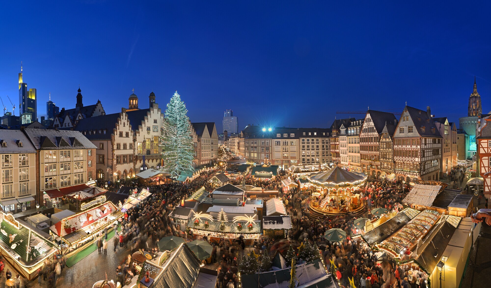 Blick von oben auf dem Frankfurter Weihnachtsmarkt.