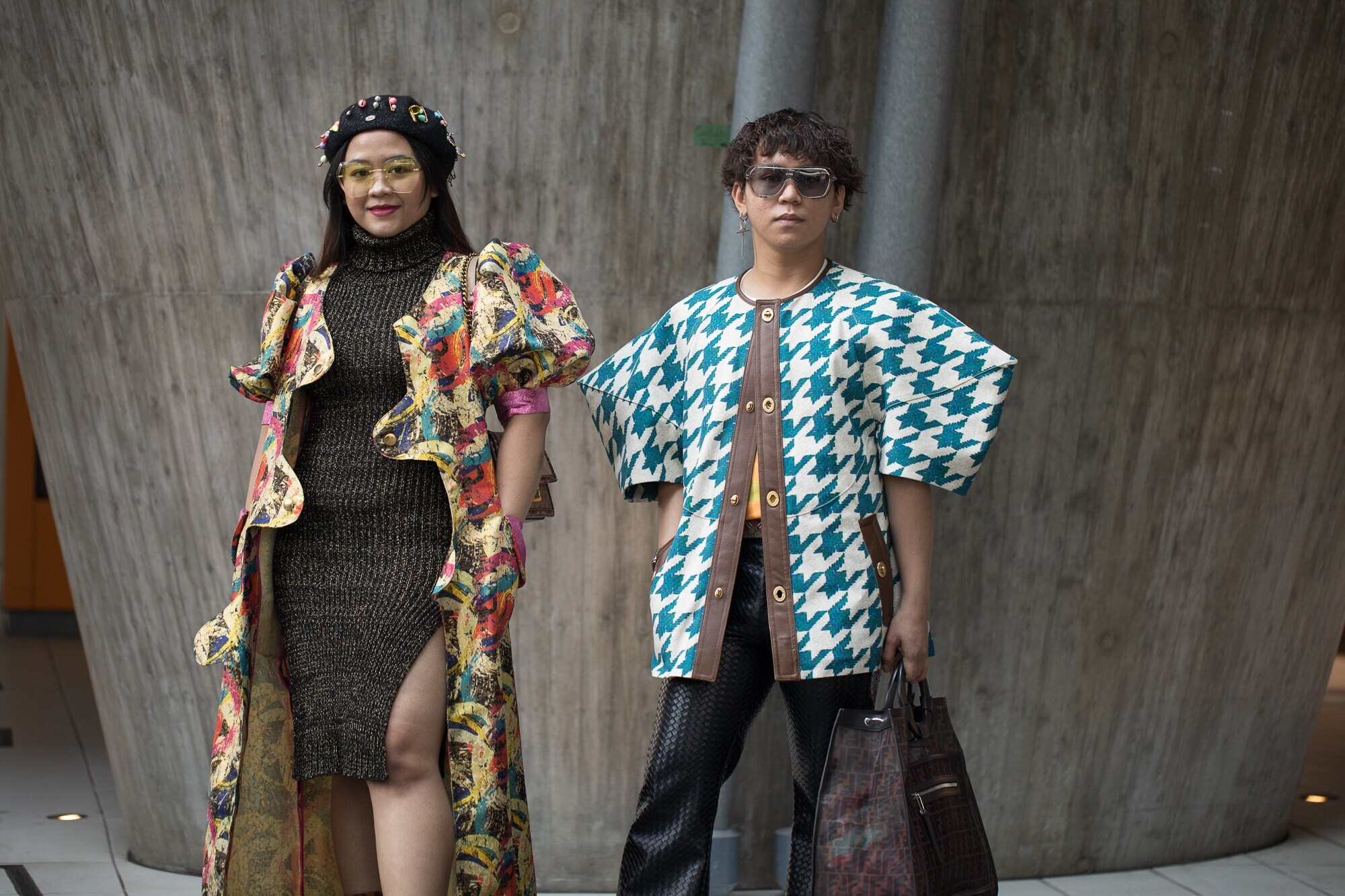 Zwei Personen auf der Fashion Week in Tokyo 2022