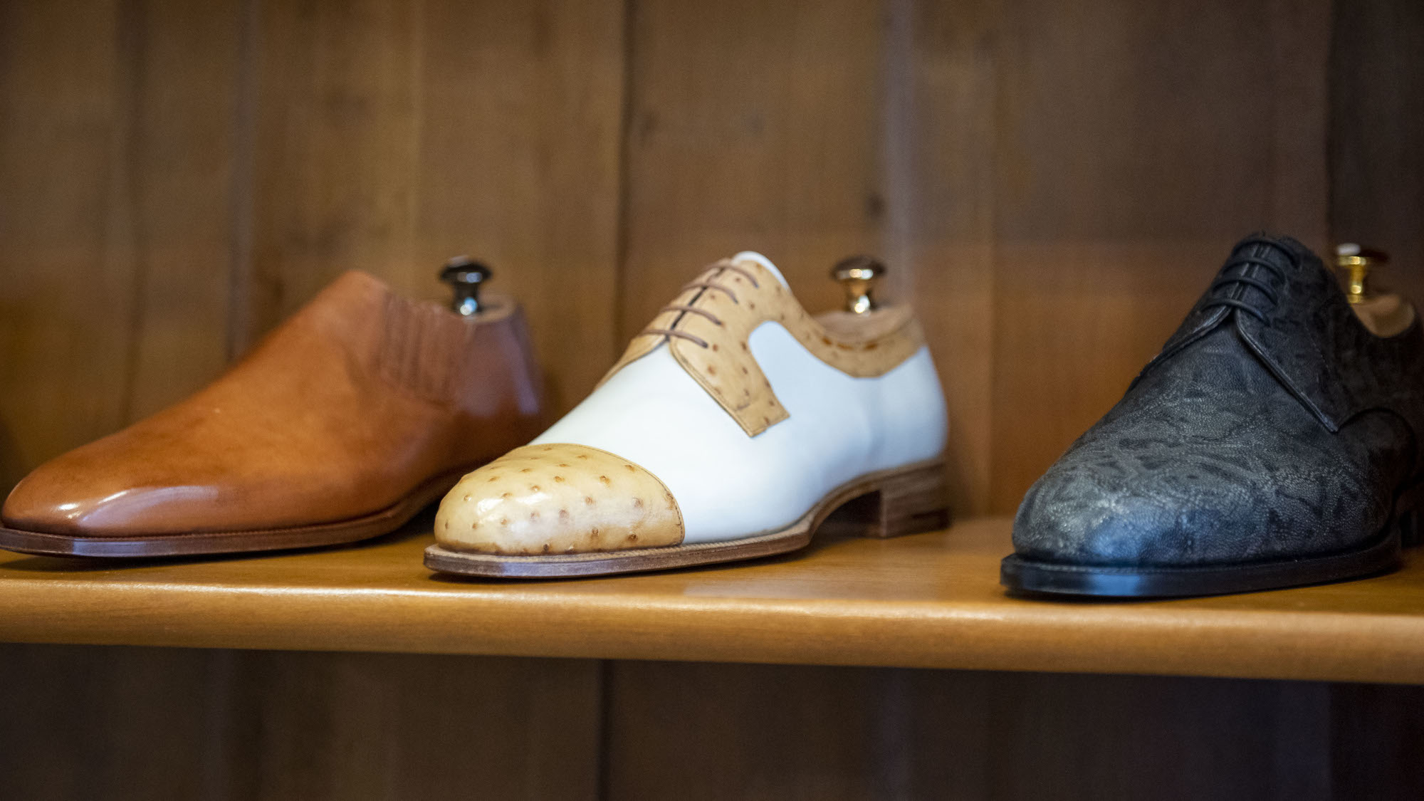 Schuhe im Regal bei der Hamburger Maßschuhmacherei Klemann Shoes