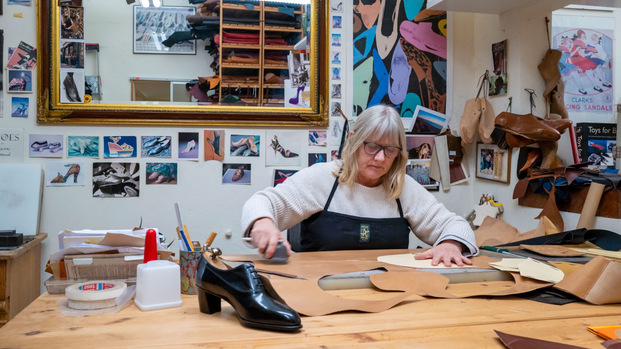 Frau schneidet bei Klemann Shoes in Hamburg Schäfte zu