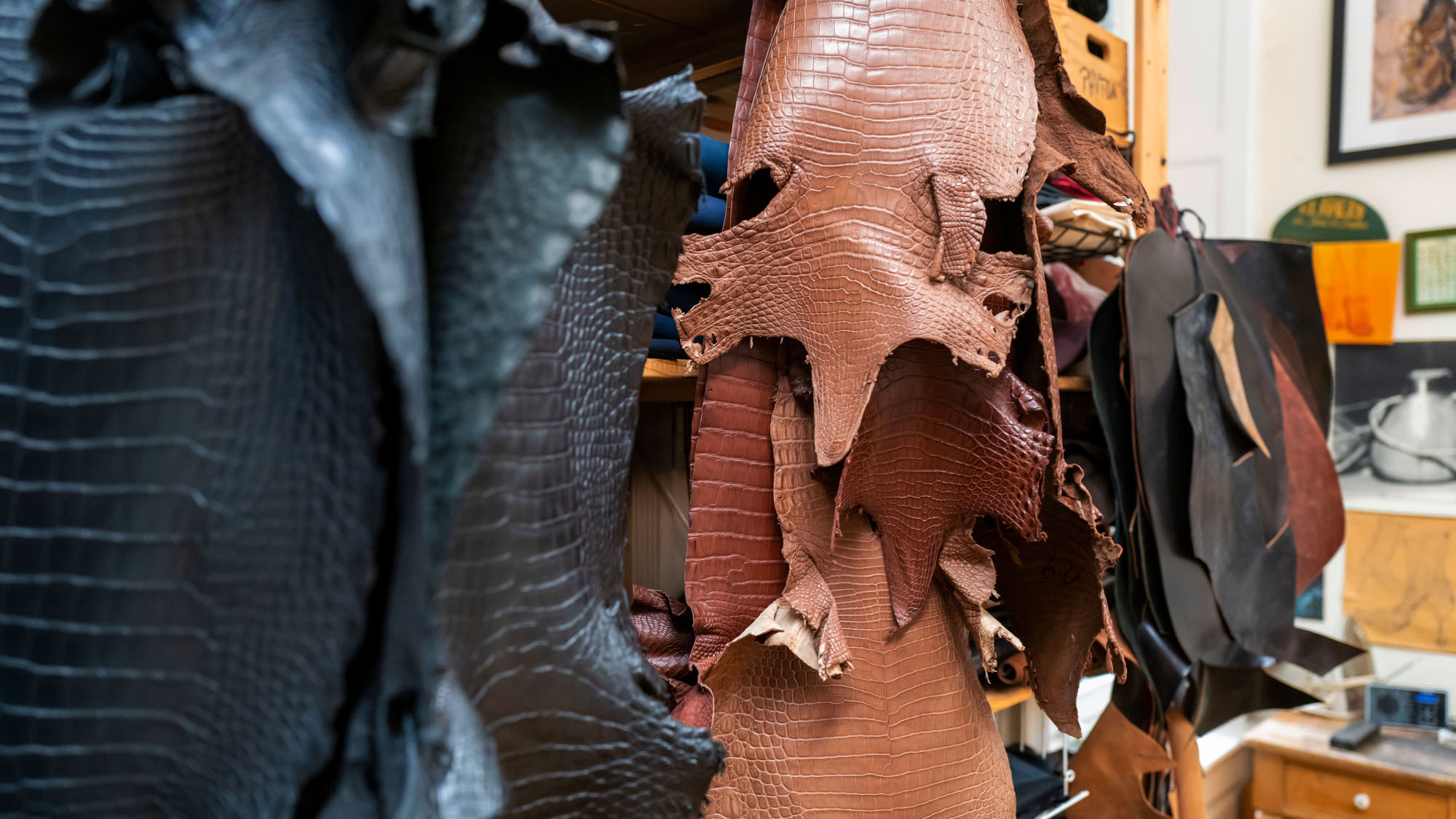 Frau schneidet bei Klemann Shoes in Hamburg Schäfte zu