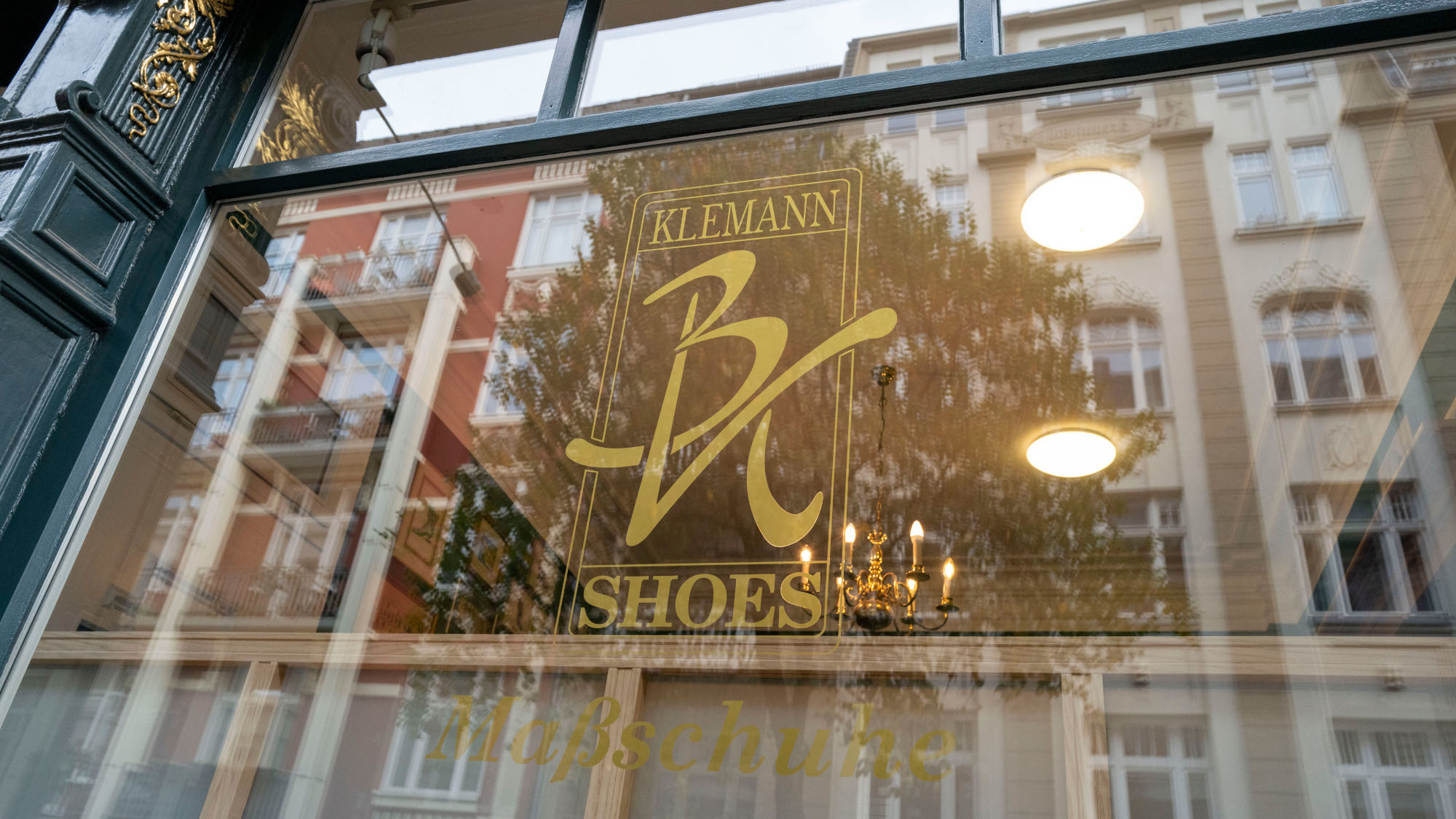 Schaufenster der Hamburger Maßschuhmacherei Klemann Shoes, in dem sich Gründerzeithäuser spiegeln Schaufenster der Hamburger Maßschuhmacherei Klemann Shoes, in dem sich Gründerzeithäuser spiegeln