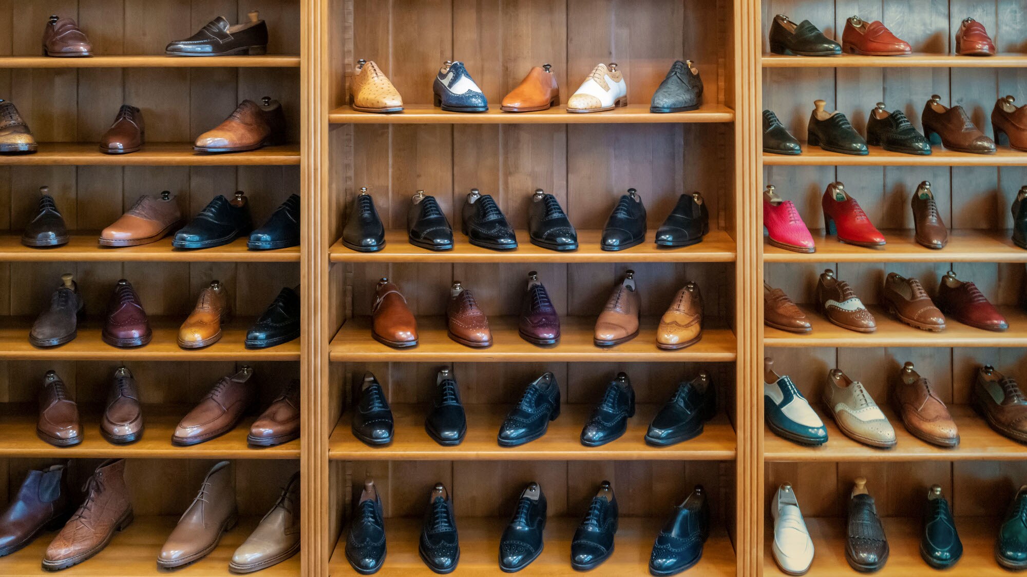 Ein Regal mit Schuhen bei Klemann Shoes Ein Regal mit Schuhen bei Klemann Shoes