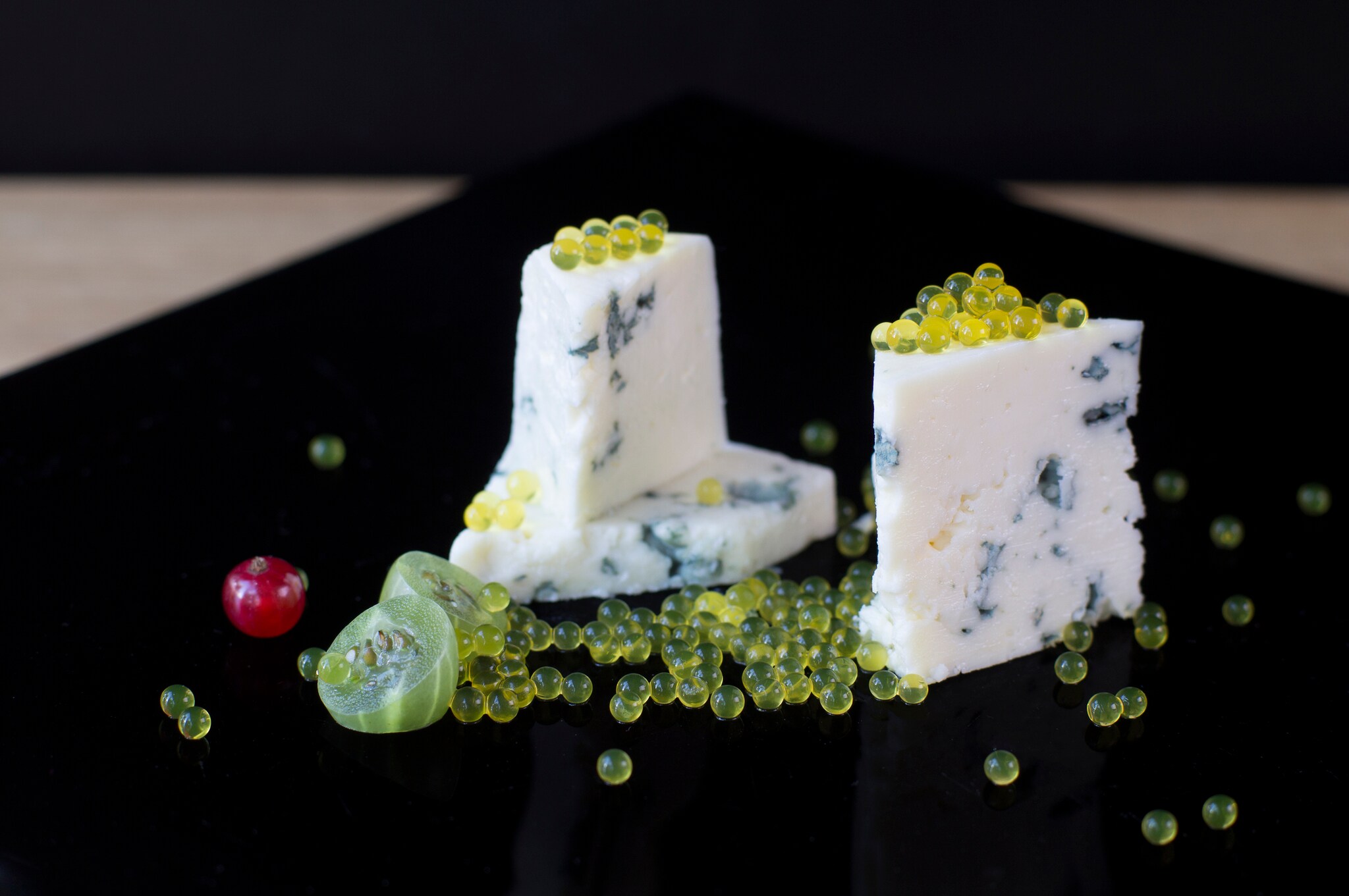 Gelbe Kügelchen auf Blauschimmelkäse: Honigkaviar der Molekularküche