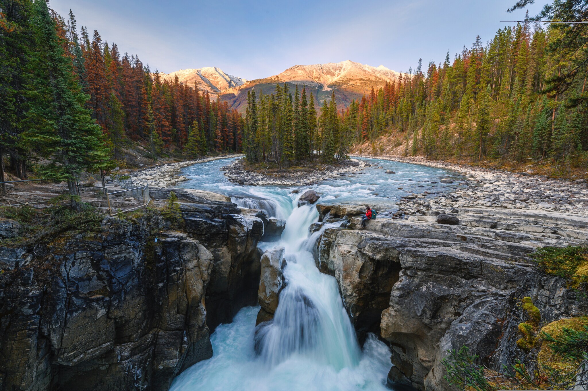 Blick auf einen Wasserfall in einer Berglandschaft im Jasper-Nationalpark in Kanada