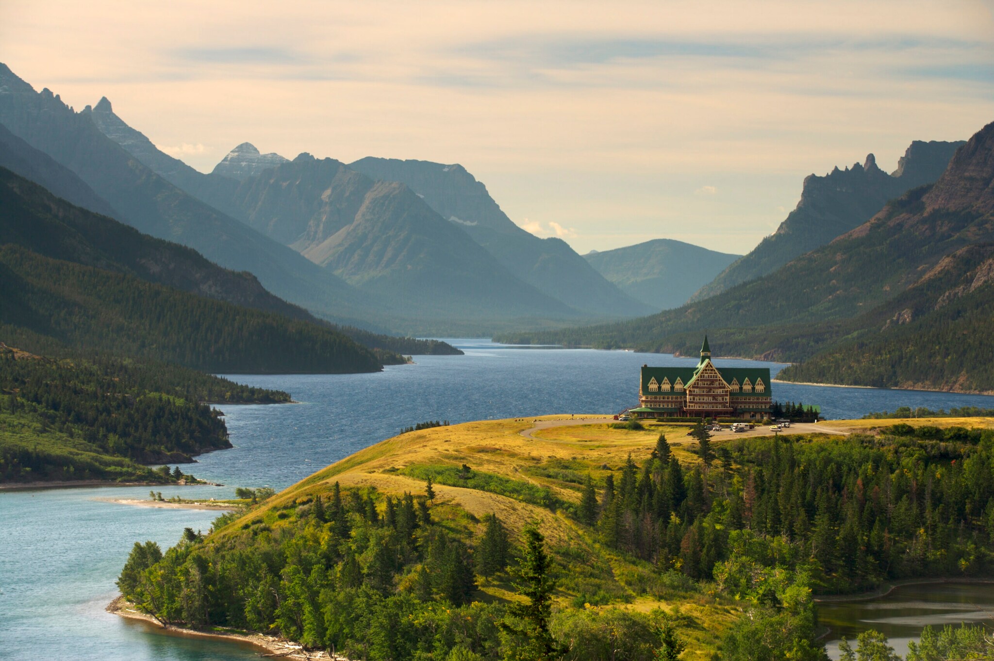Blick auf eine Landzunge in einem See zwischen Bergen in einem Nationalpark in Kanada