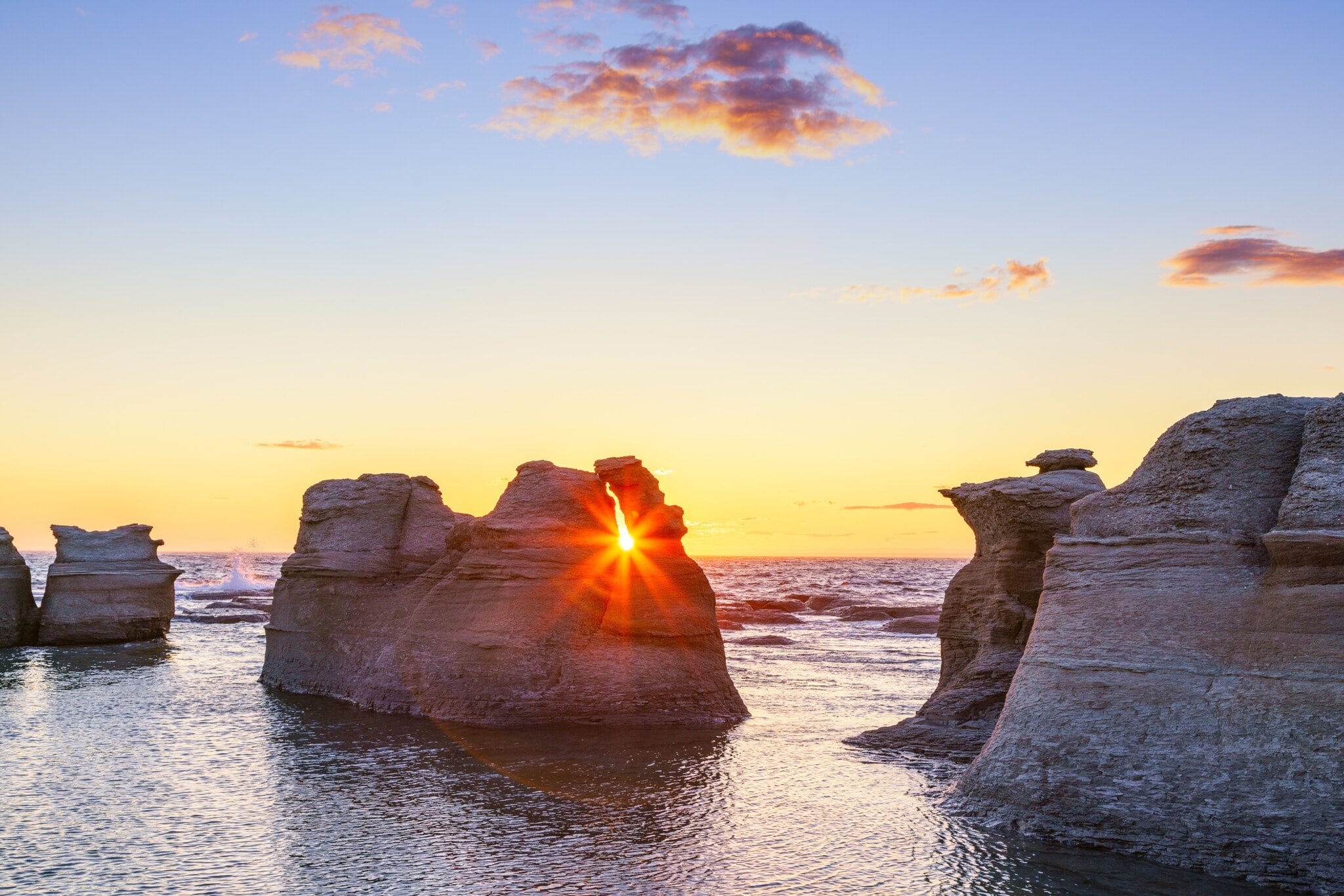 Blick auf eine Felsformation im Meer bei Sonnenuntergang in einem kanadischen Nationalpark Blick auf eine Felsformation im Meer bei Sonnenuntergang in einem kanadischen Nationalpark