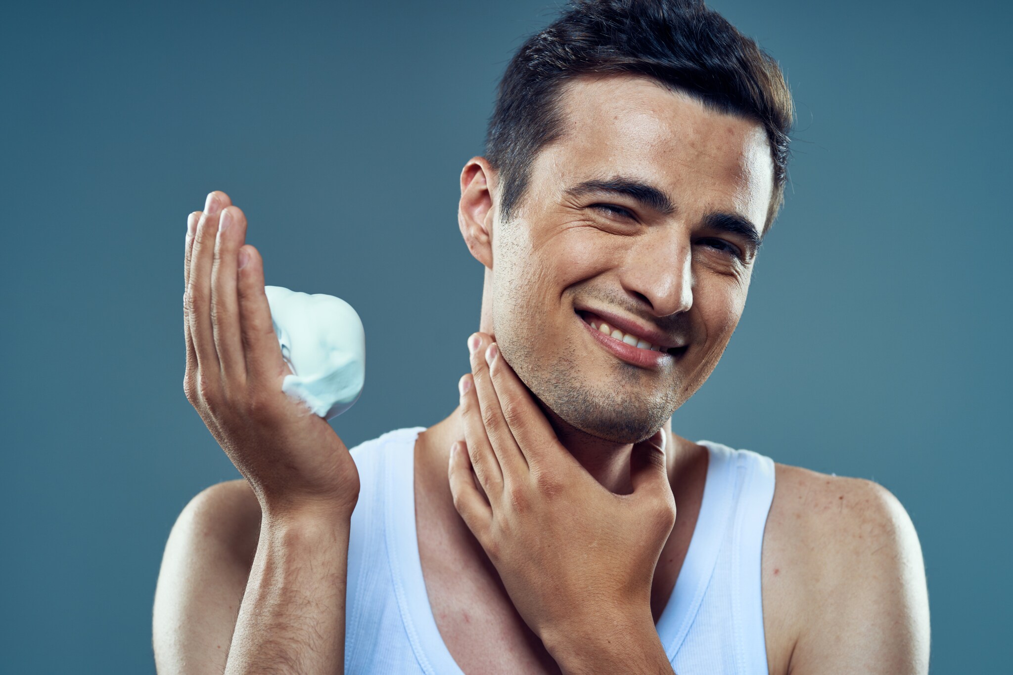 Mann beim Einschäumen vor dem Rasieren mit dem Rasierhobel