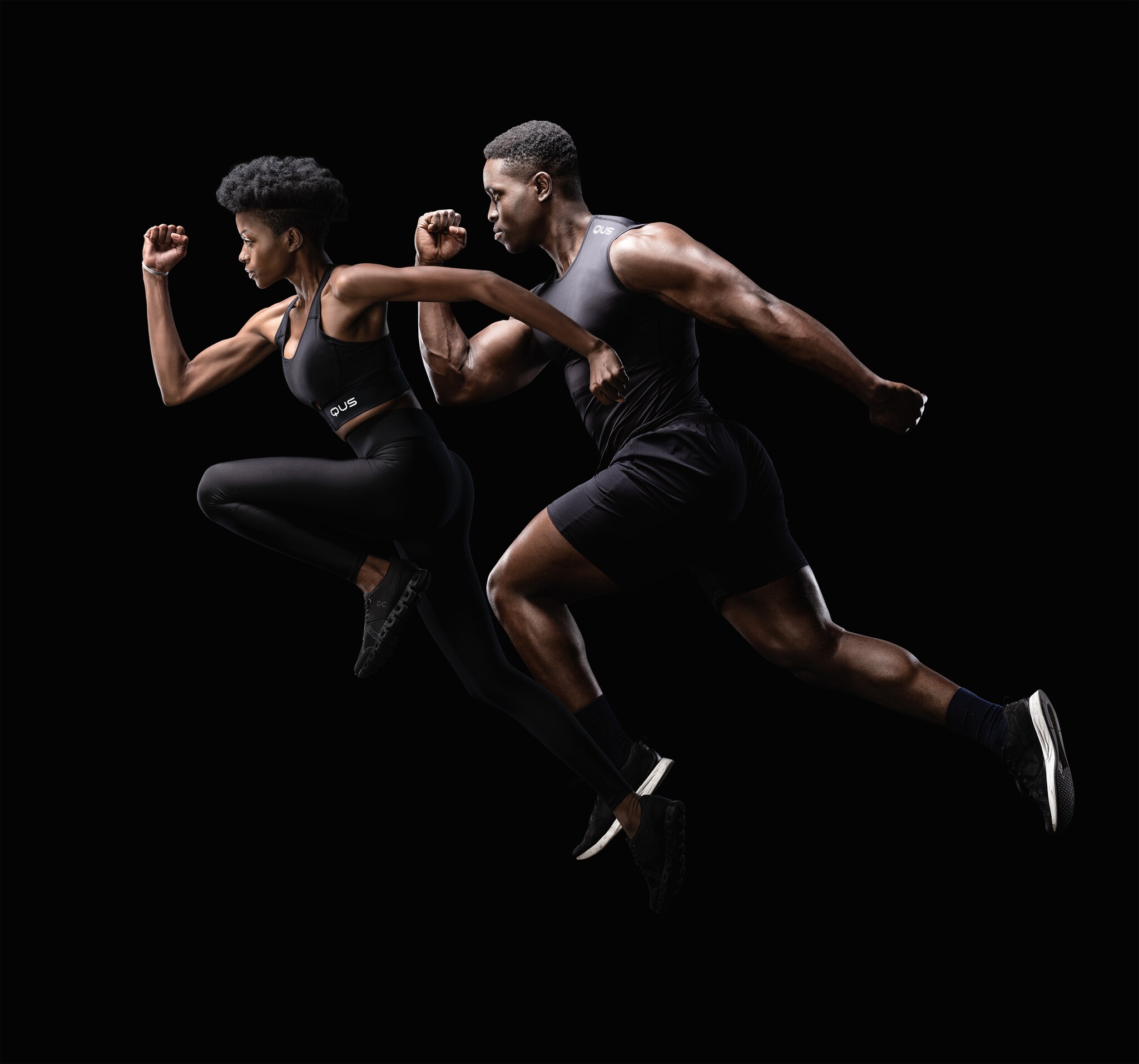 Zwei Sportler:innen, im Sprung fotografiert