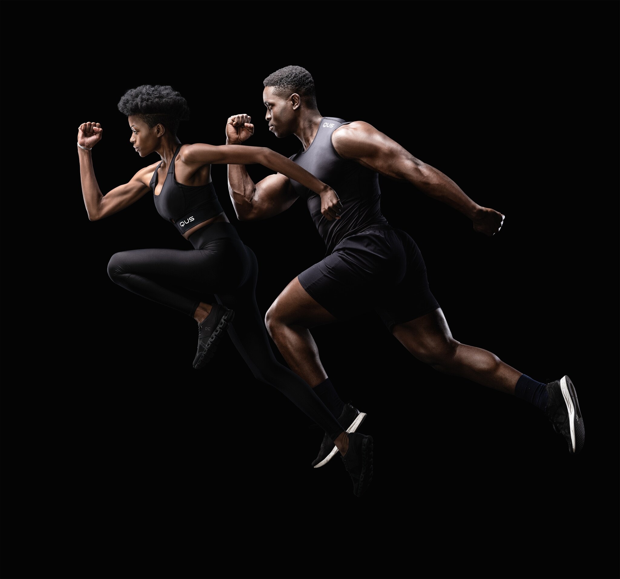 Zwei Sportler:innen, im Sprung fotografiert Zwei Sportler:innen, im Sprung fotografiert