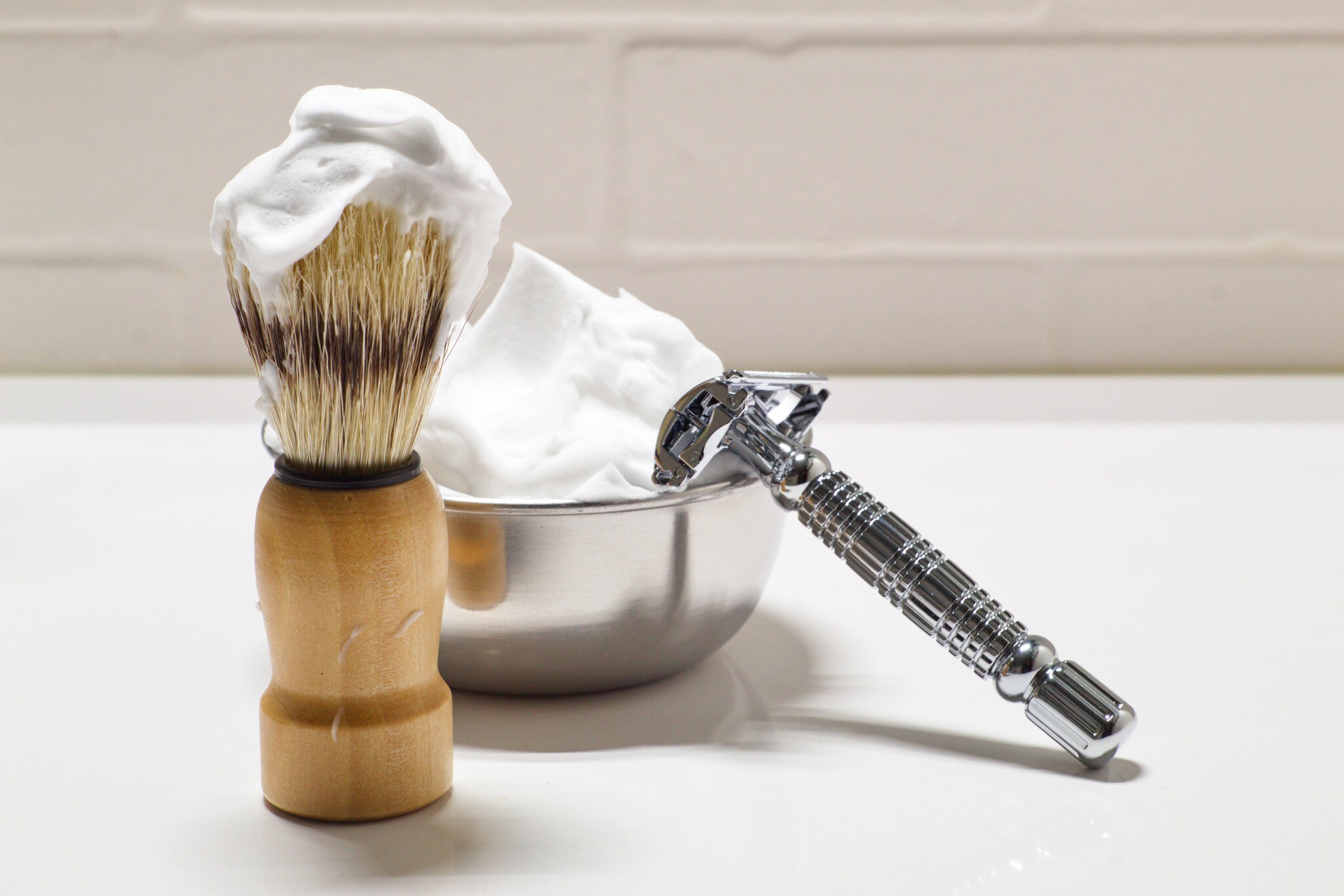 Rasierhobel, Pinsel und Schale mit Schaum