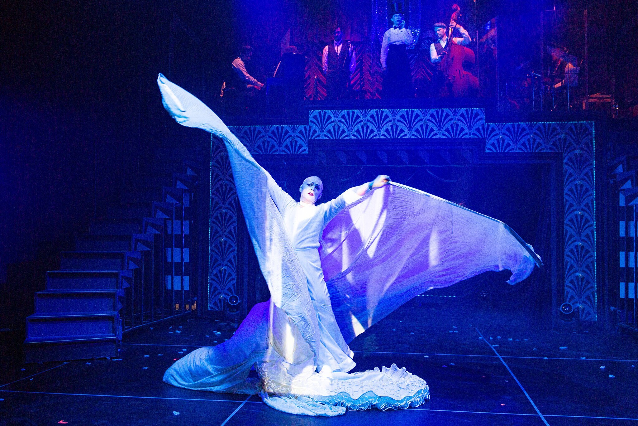 Künstler in weißem Gewand auf der Bühne Künstler in weißem Gewand auf der Bühne