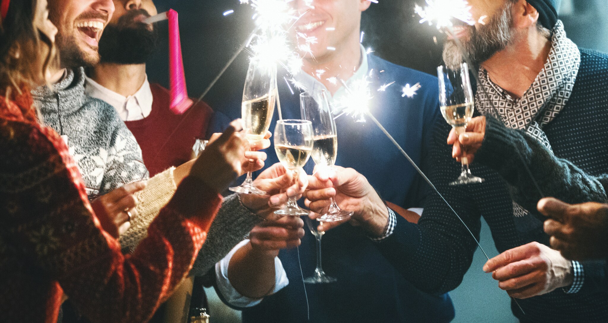 Freunde stoßen zu Silvester mit Sekt an