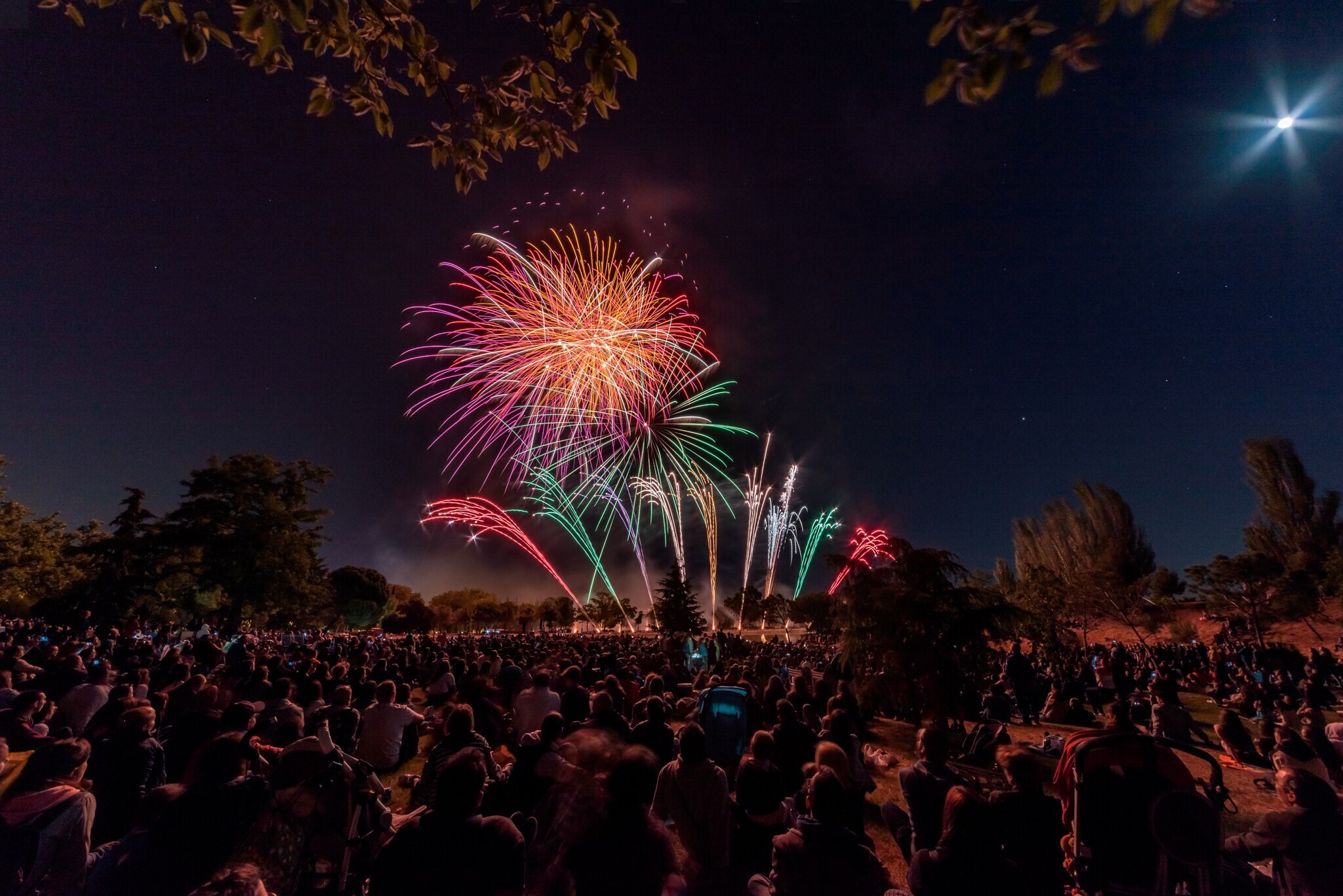 Feuerwerk über einer Ansammlung von Menschen. Feuerwerk über einer Ansammlung von Menschen.