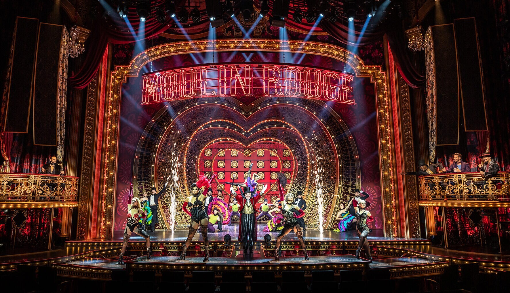 Darsteller:innen des Musicals „Moulin Rouge“ auf der Bühne.