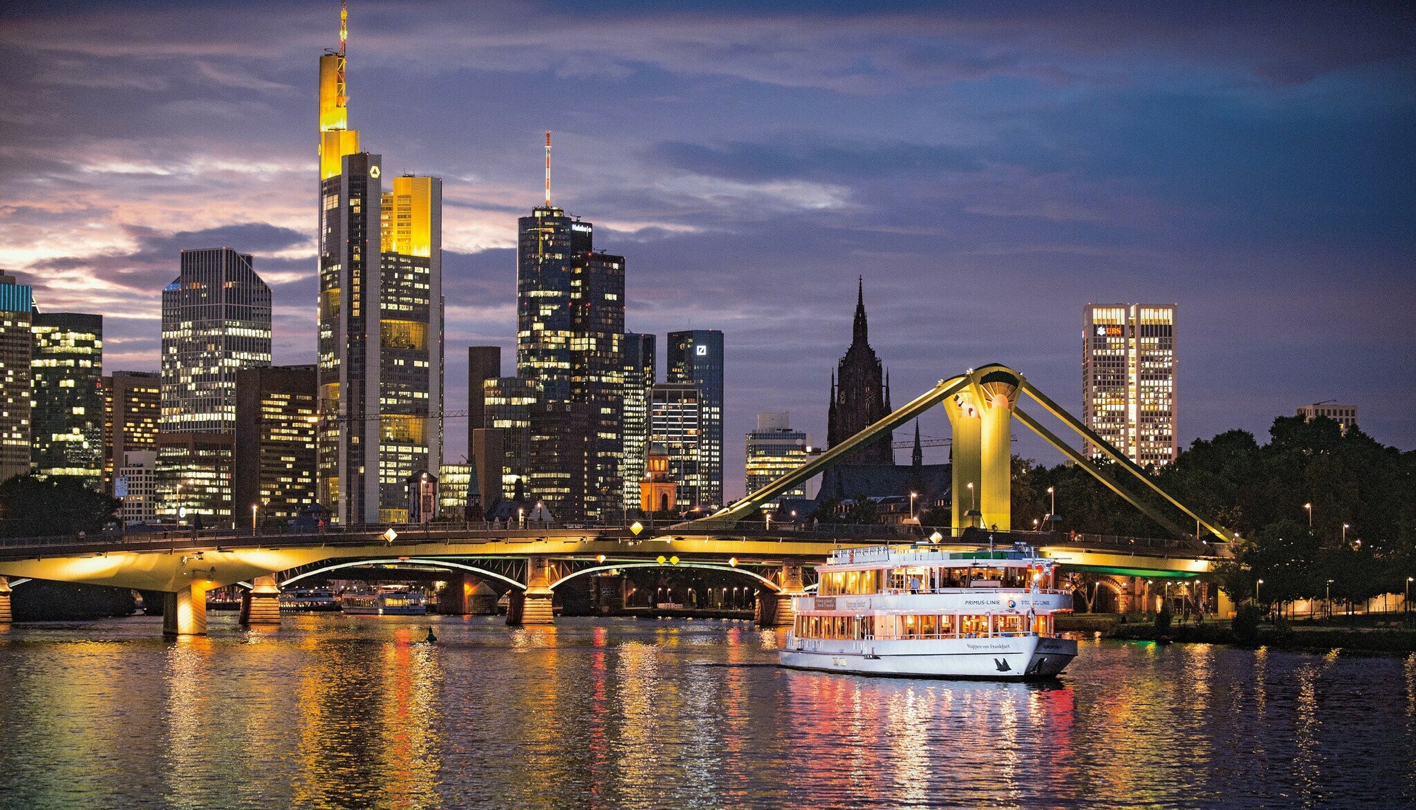 Personenschiff auf dem Main vor der Frankfurter Skyline in der Abenddämmerung. Personenschiff auf dem Main vor der Frankfurter Skyline in der Abenddämmerung.