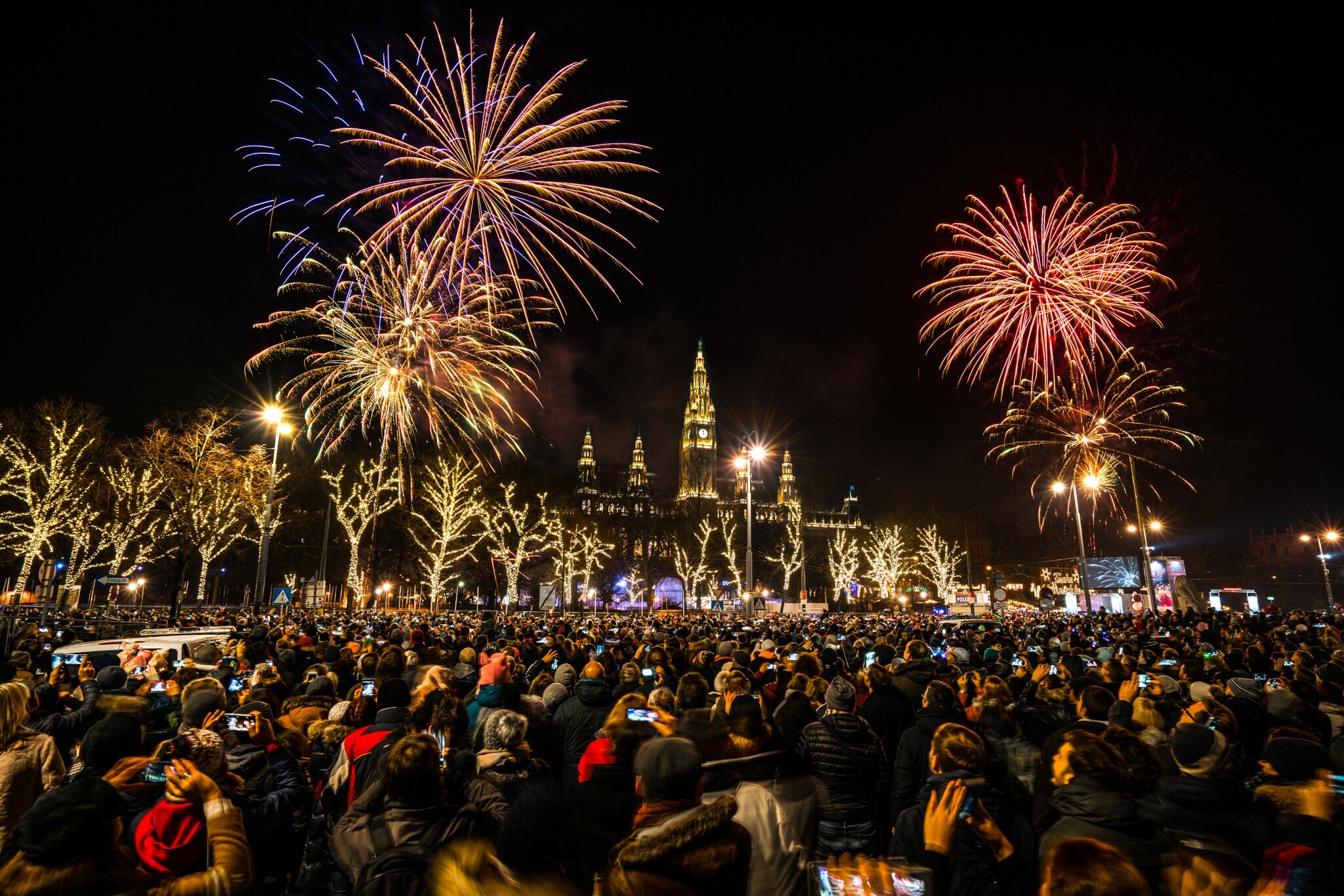 Feuerwerk über dem Rathaus in Wien.