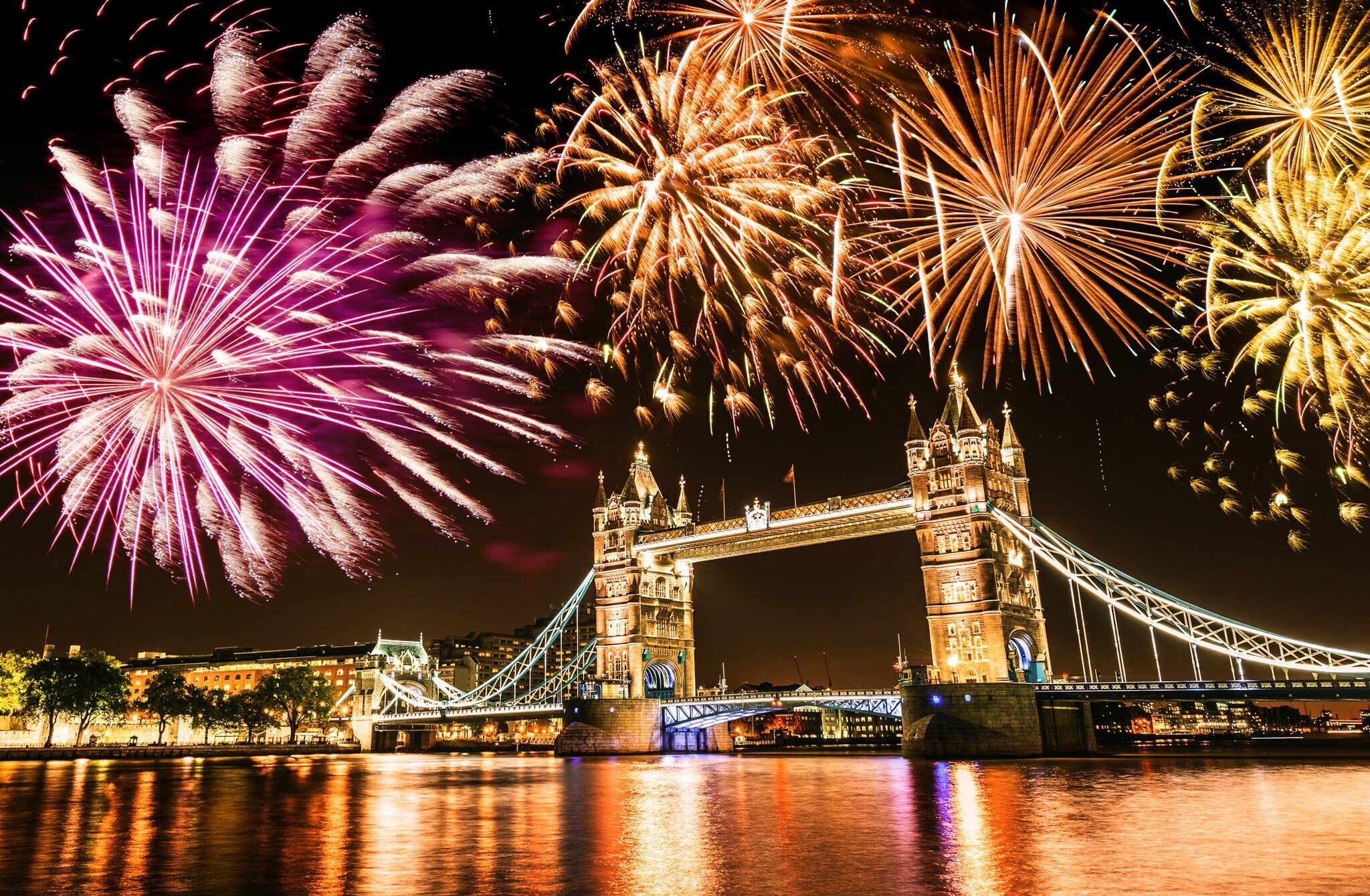 Feuerwerk über der Tower Bridge in London Feuerwerk über der Tower Bridge in London