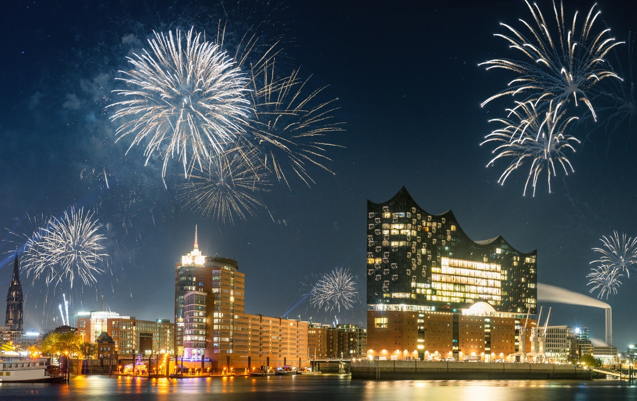 Feuerwerk über der Hamburger Skyline bei Nacht Feuerwerk über der Hamburger Skyline bei Nacht