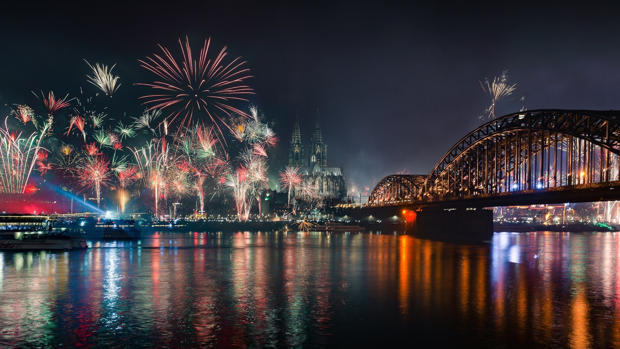 Feuerwerk an Silvester in Köln, Blick auf den Rhein, im HIntergrund der Kölner Dom. Feuerwerk an Silvester in Köln, Blick auf den Rhein, im HIntergrund der Kölner Dom.