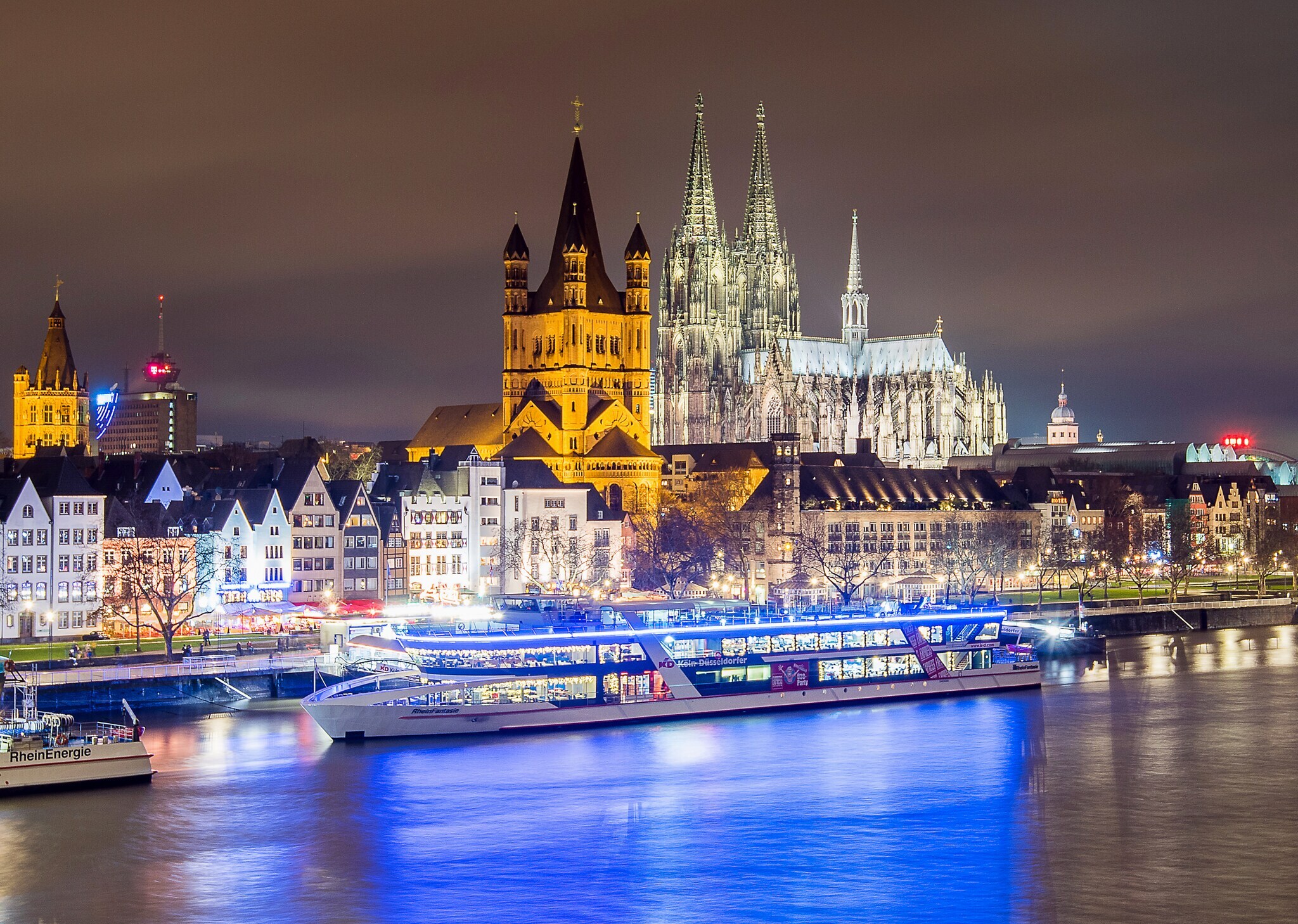 Beleuchtetes Schiff auf dem Rhein vor dem Kölner Dom. Beleuchtetes Schiff auf dem Rhein vor dem Kölner Dom.