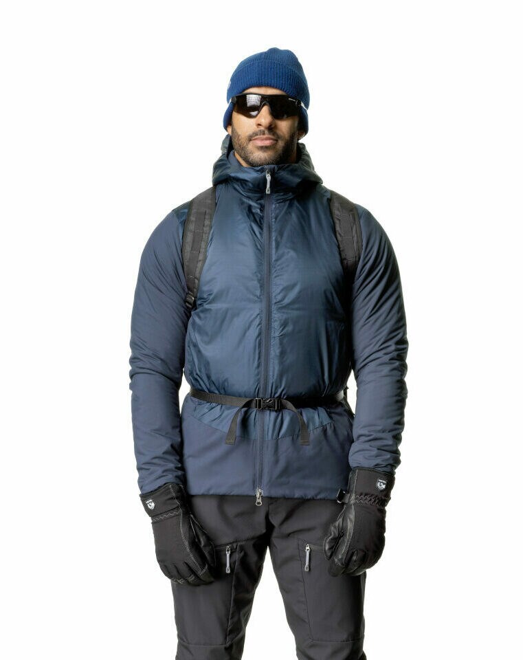 Ganzkörperaufnahme einer Person, die wetterfeste Kleidung trägt Ganzkörperaufnahme einer Person, die wetterfeste Kleidung trägt