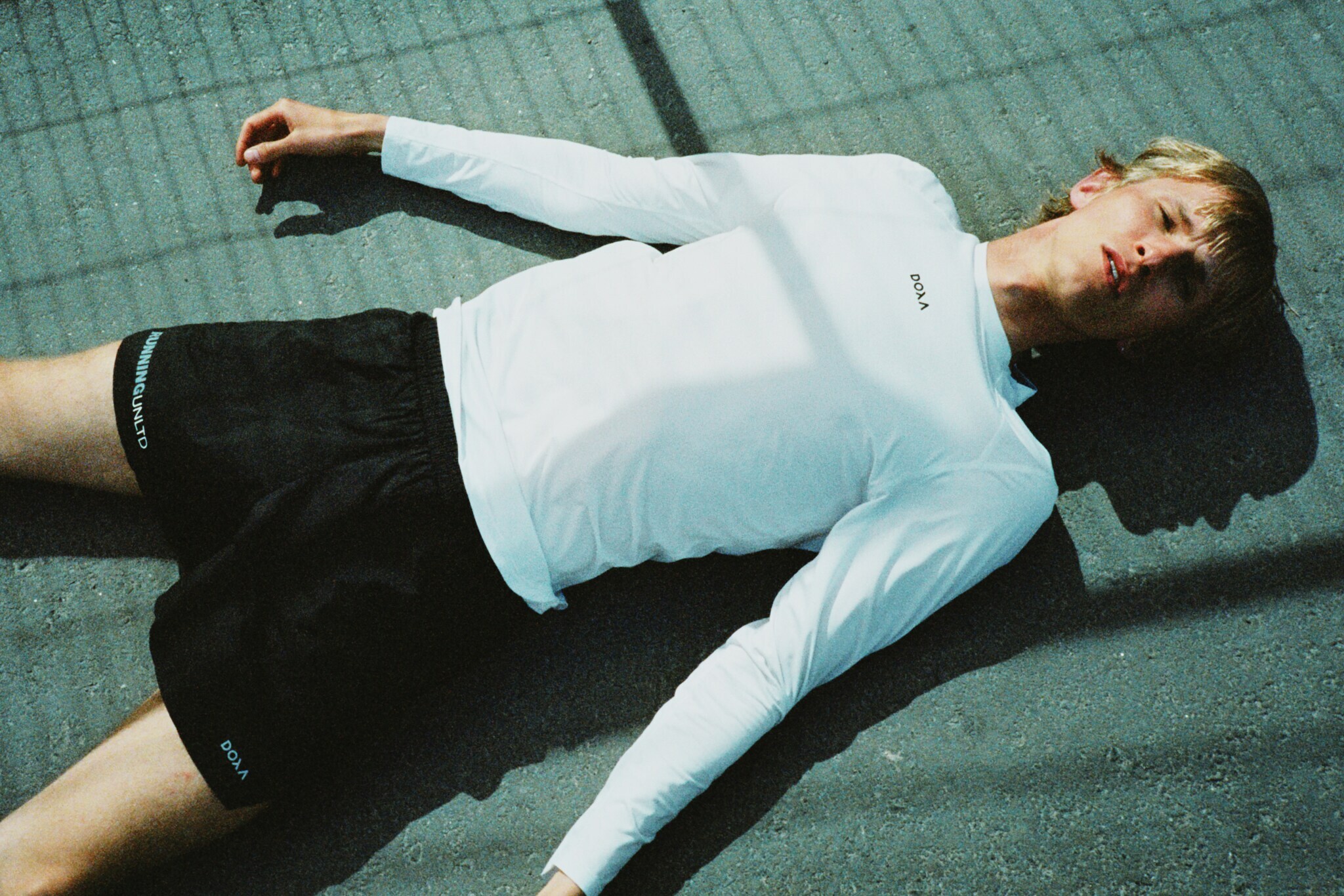 Eine Person in Sportbekleidung liegt auf dem Fußboden Eine Person in Sportbekleidung liegt auf dem Fußboden