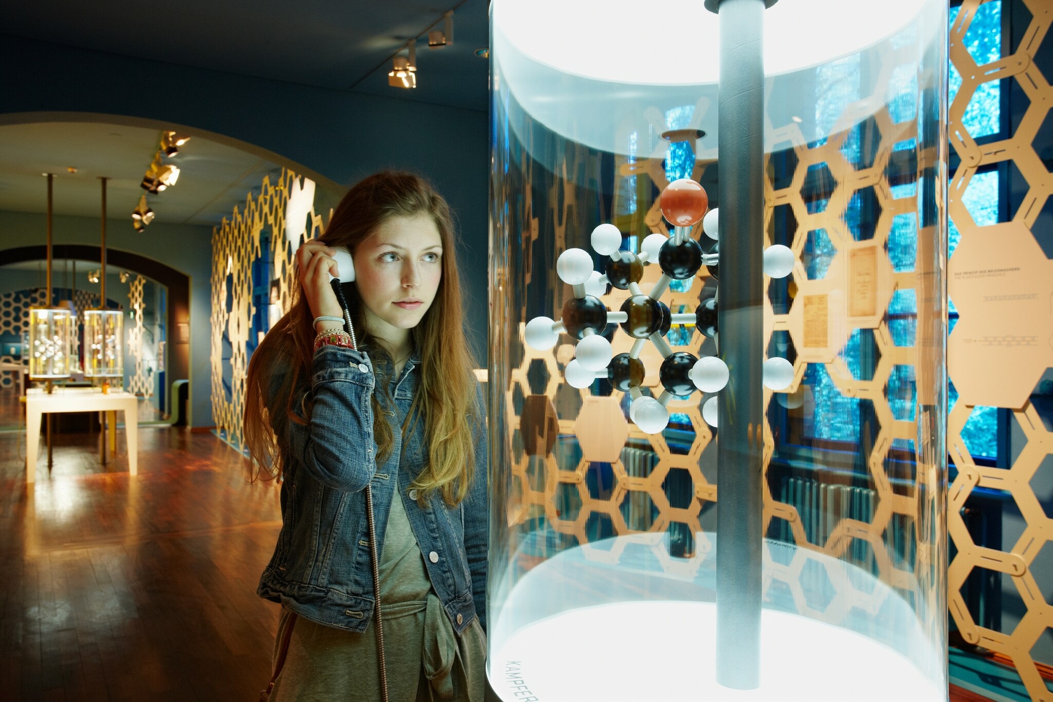 Eine junge Frau steht im Deutschen Technikmuseum in Berlin vor dem Modell eines Moleküls Eine junge Frau steht im Deutschen Technikmuseum in Berlin vor dem Modell eines Moleküls