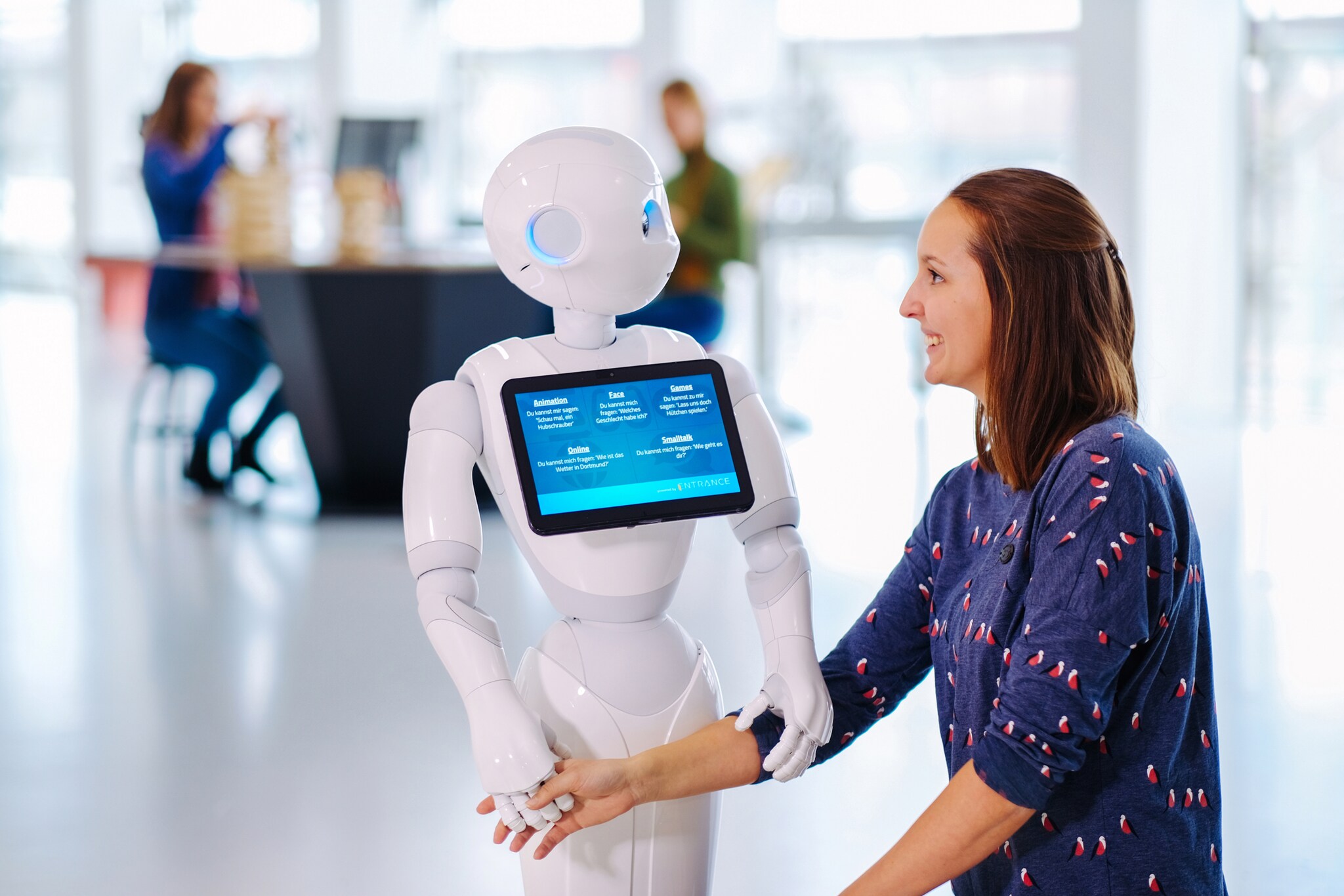 Eine junge Frau mit einem Roboter