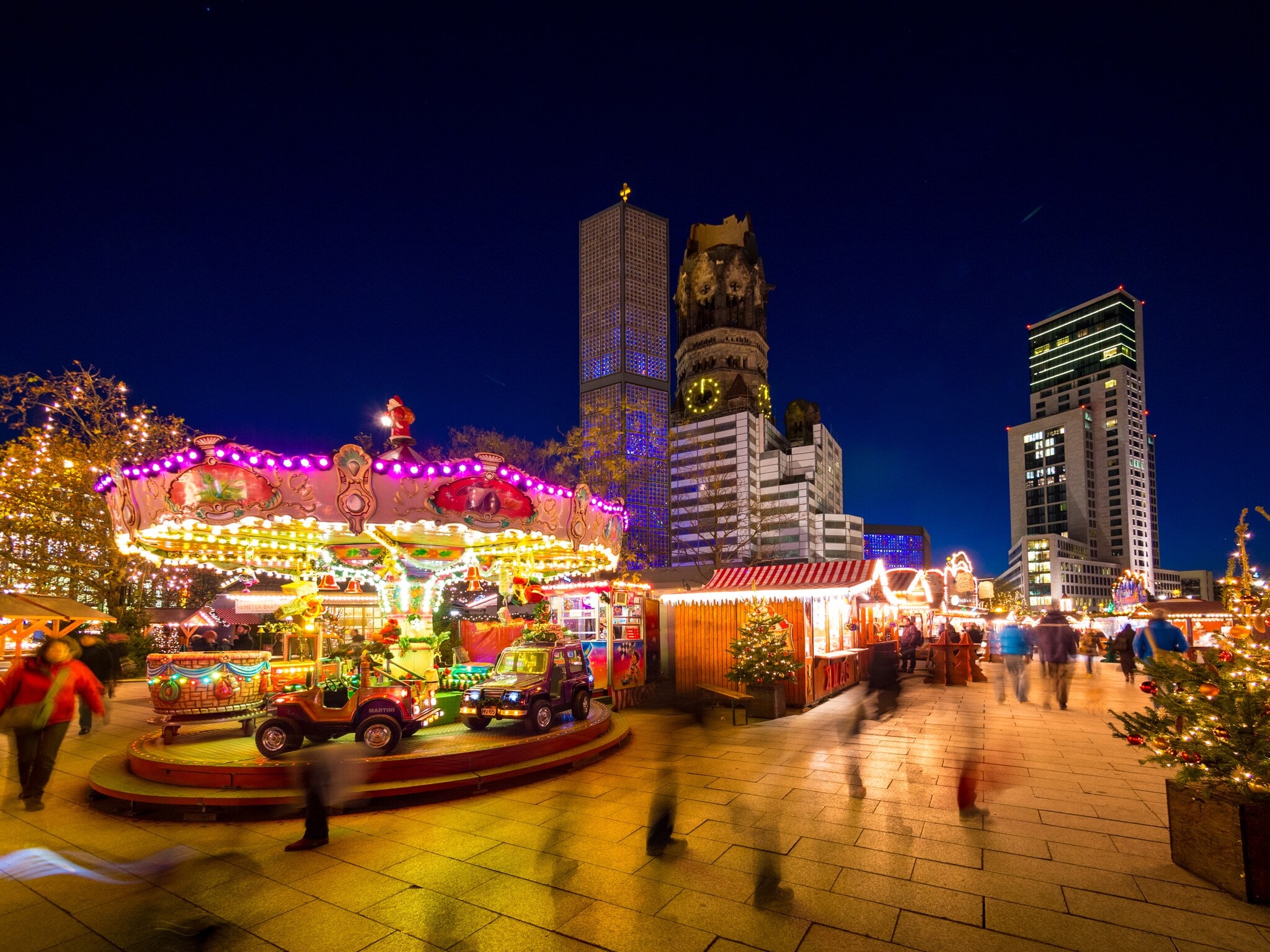Kinderkarussell auf dem Berliner Weihnachtsmarkt vor der Gedächtniskirche Kinderkarussell auf dem Berliner Weihnachtsmarkt vor der Gedächtniskirche