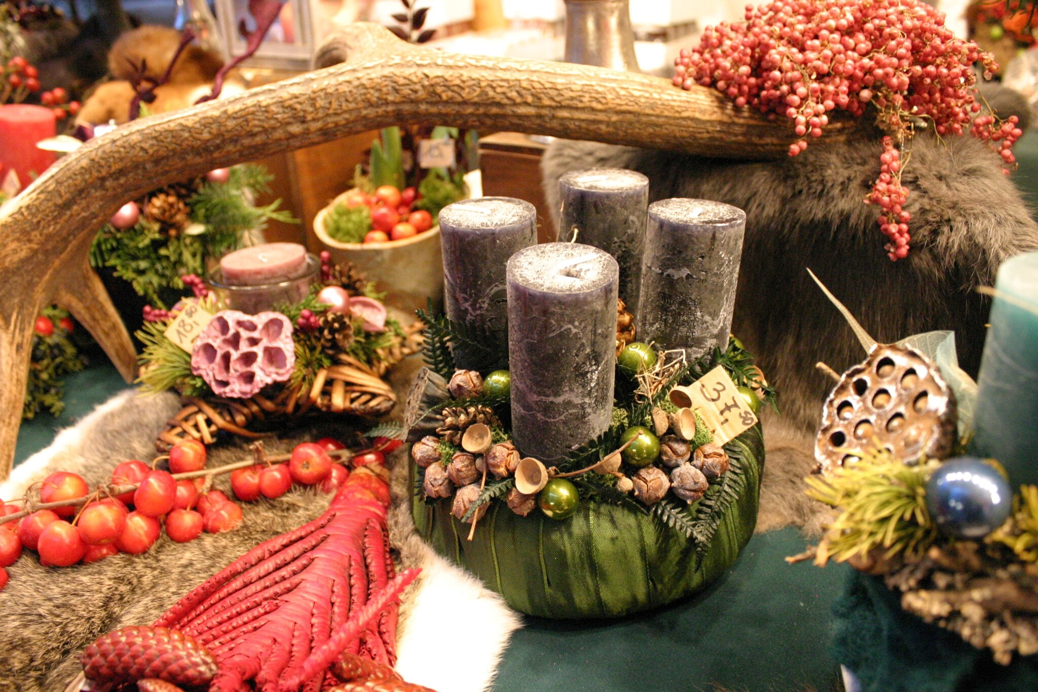Adventskränze auf einem Weihnachtsmarkt Adventskränze auf einem Weihnachtsmarkt