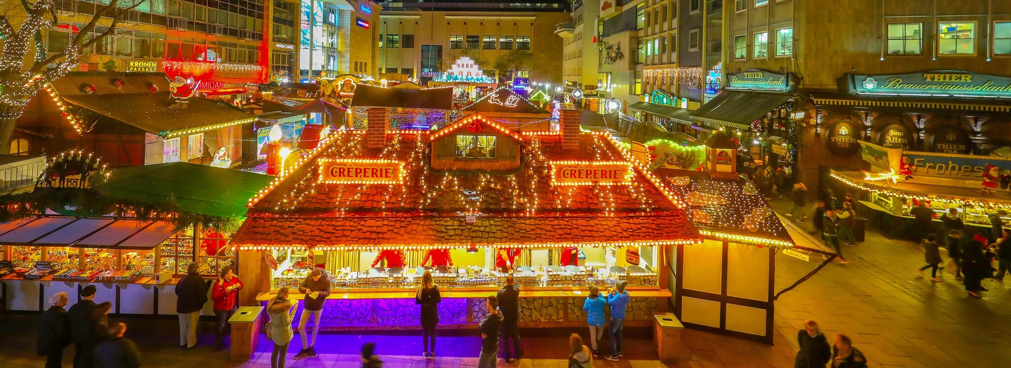 Blick von oben auf bunt beleuchtete Buden Blick von oben auf bunt beleuchtete Buden