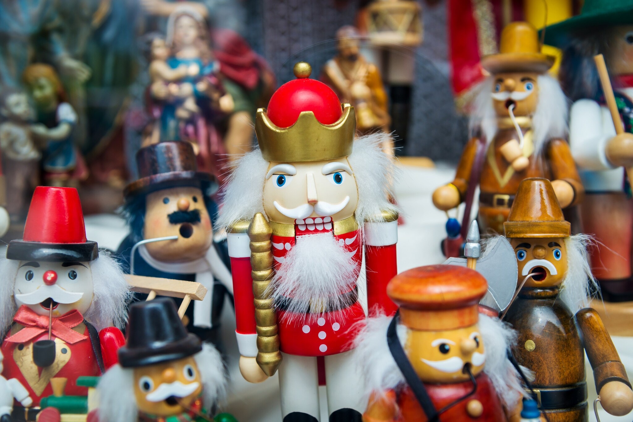 Nussknacker in verschiedenen Größen und Farben in einem Stand auf einem Weihnachtsmarkt Nussknacker in verschiedenen Größen und Farben in einem Stand auf einem Weihnachtsmarkt