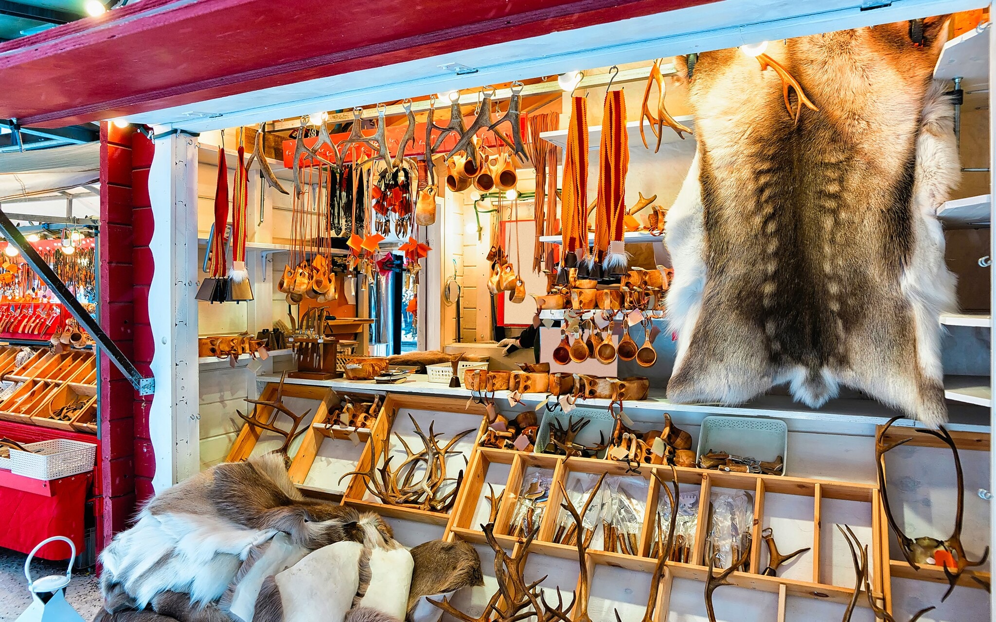 Ein weihnachtlicher Stand mit Rentierfellen, Hörnern und weiterer finnischer Handwerkskunst Ein weihnachtlicher Stand mit Rentierfellen, Hörnern und weiterer finnischer Handwerkskunst