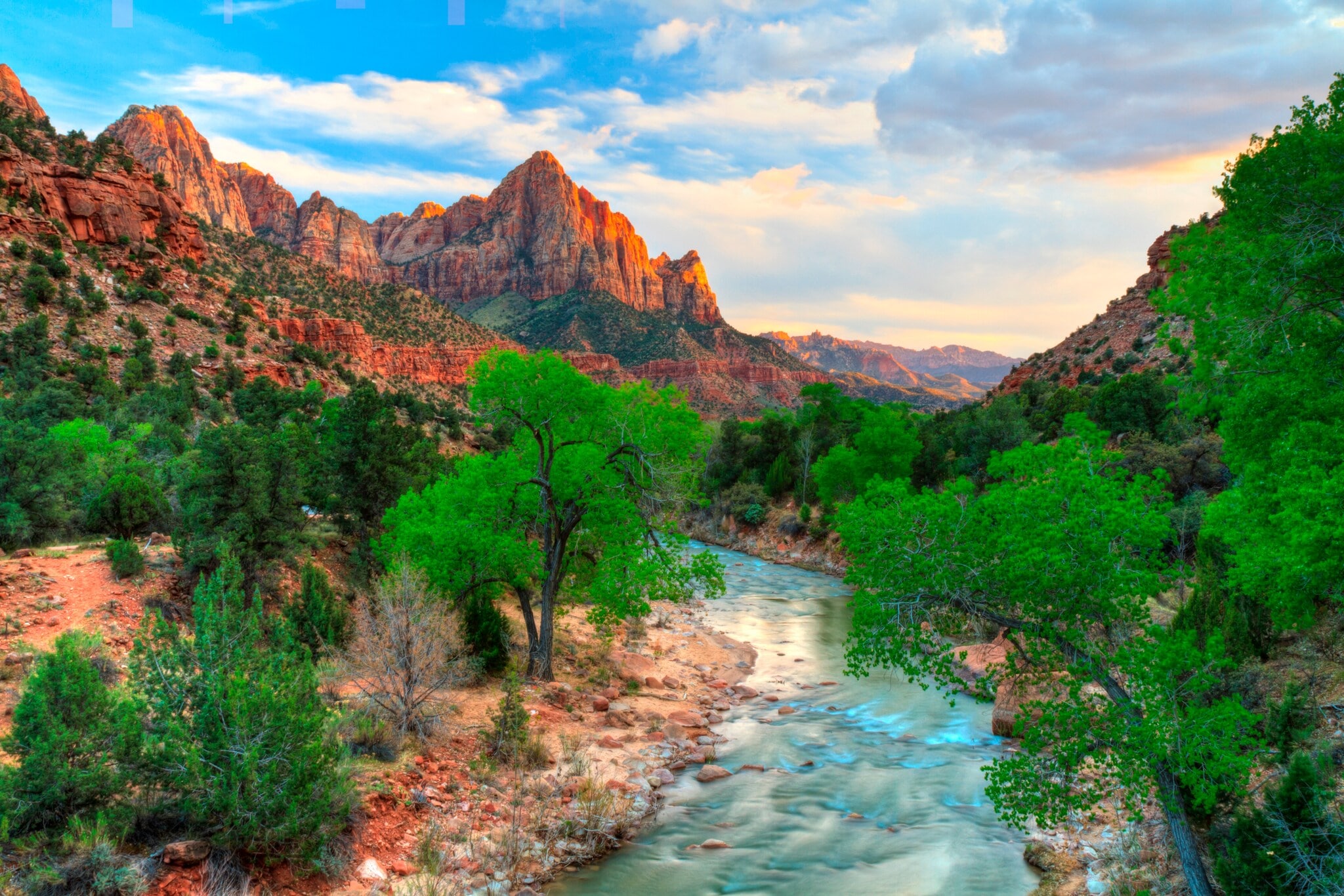 Blick auf ein Tal mit Fluß Blick auf ein Tal mit Fluß