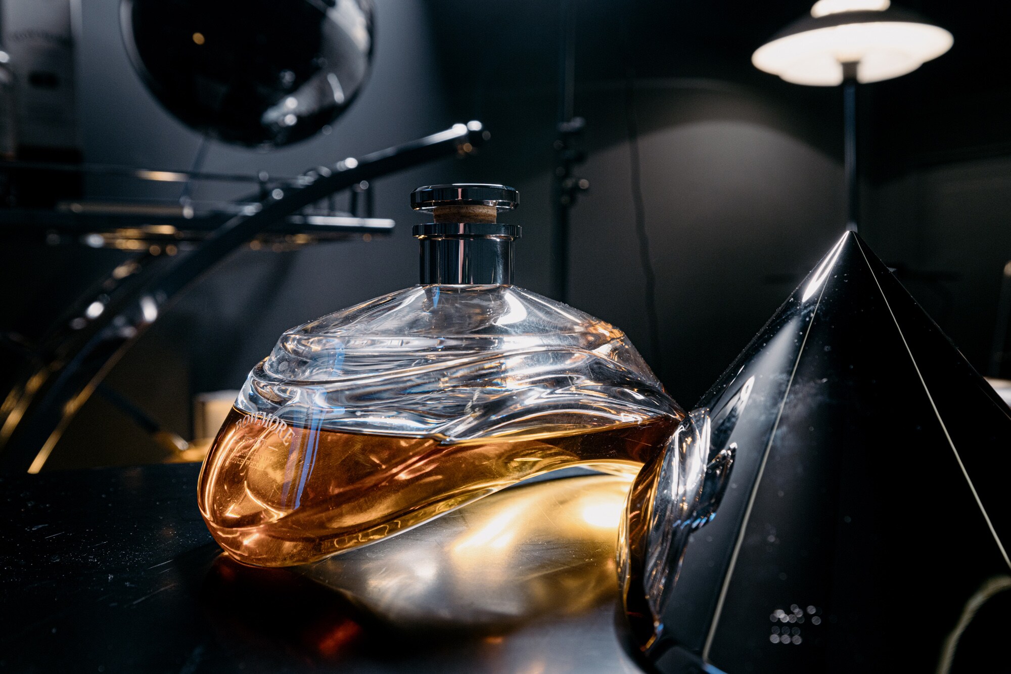 Bowmore ARC-52 auf einem Tisch mit abgenommener Aluminium-Haube