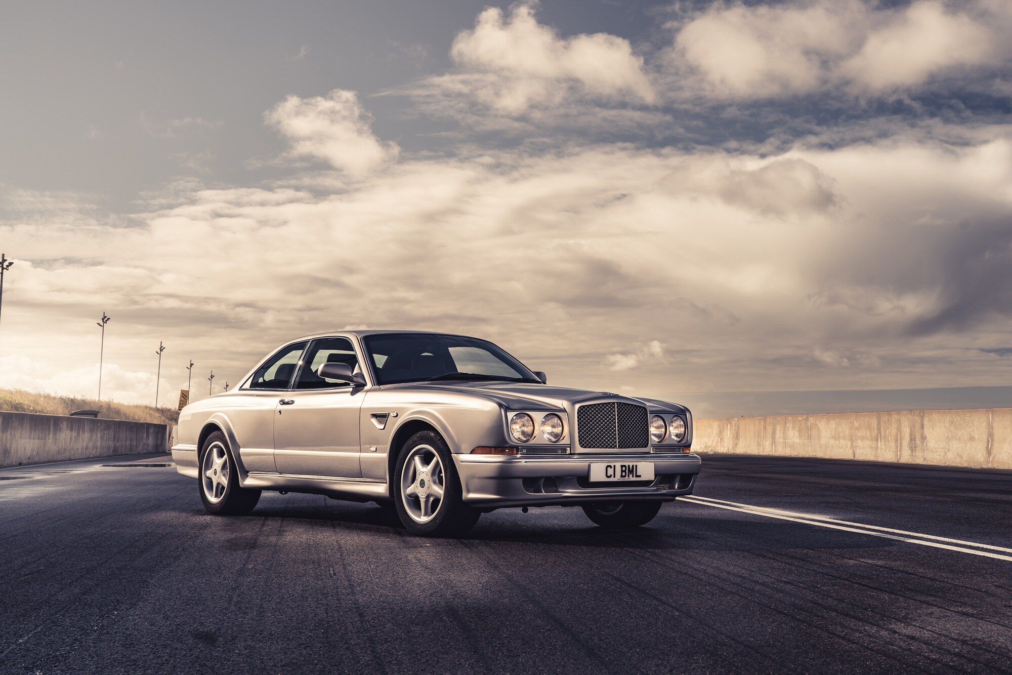 Ein silbernes Auto auf einer Straße