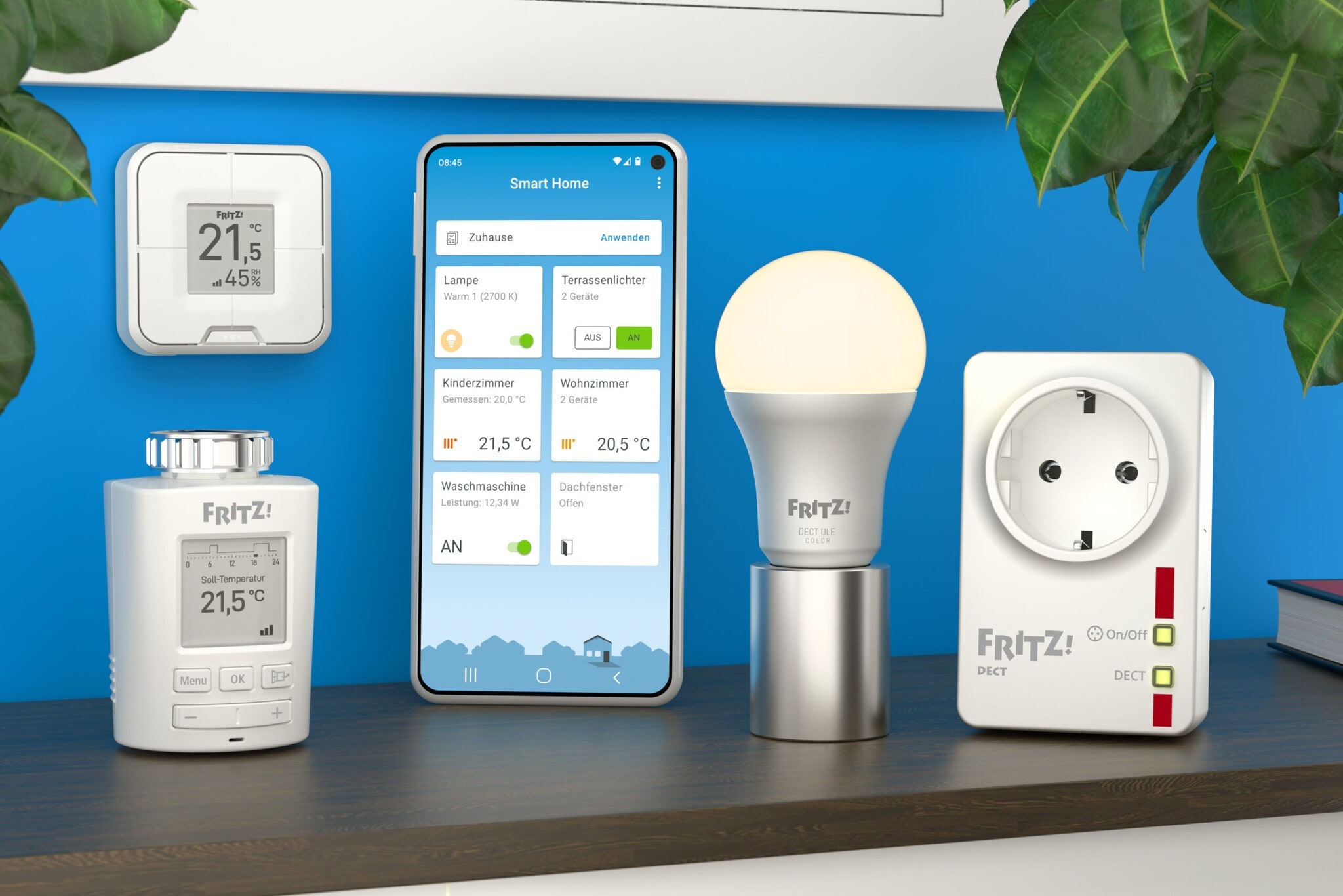 Mehrere Smarthome-Produkte wie Stecker, Glühbirne und Thermostat vor einem blauen Hintergrund Mehrere Smarthome-Produkte wie Stecker, Glühbirne und Thermostat vor einem blauen Hintergrund