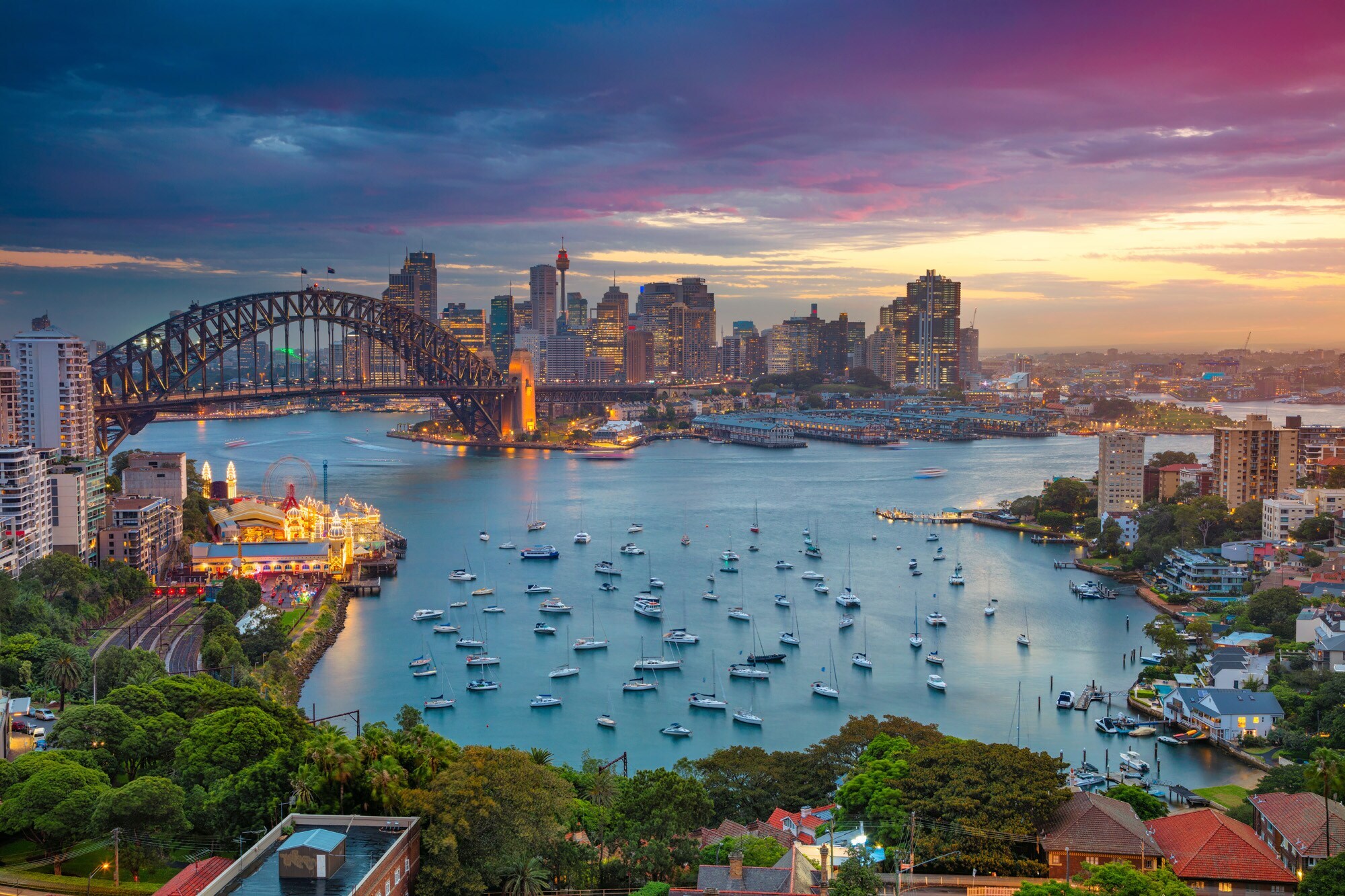 Stadtlandschaft von Sydney am Wasser bei Sonnenuntergang