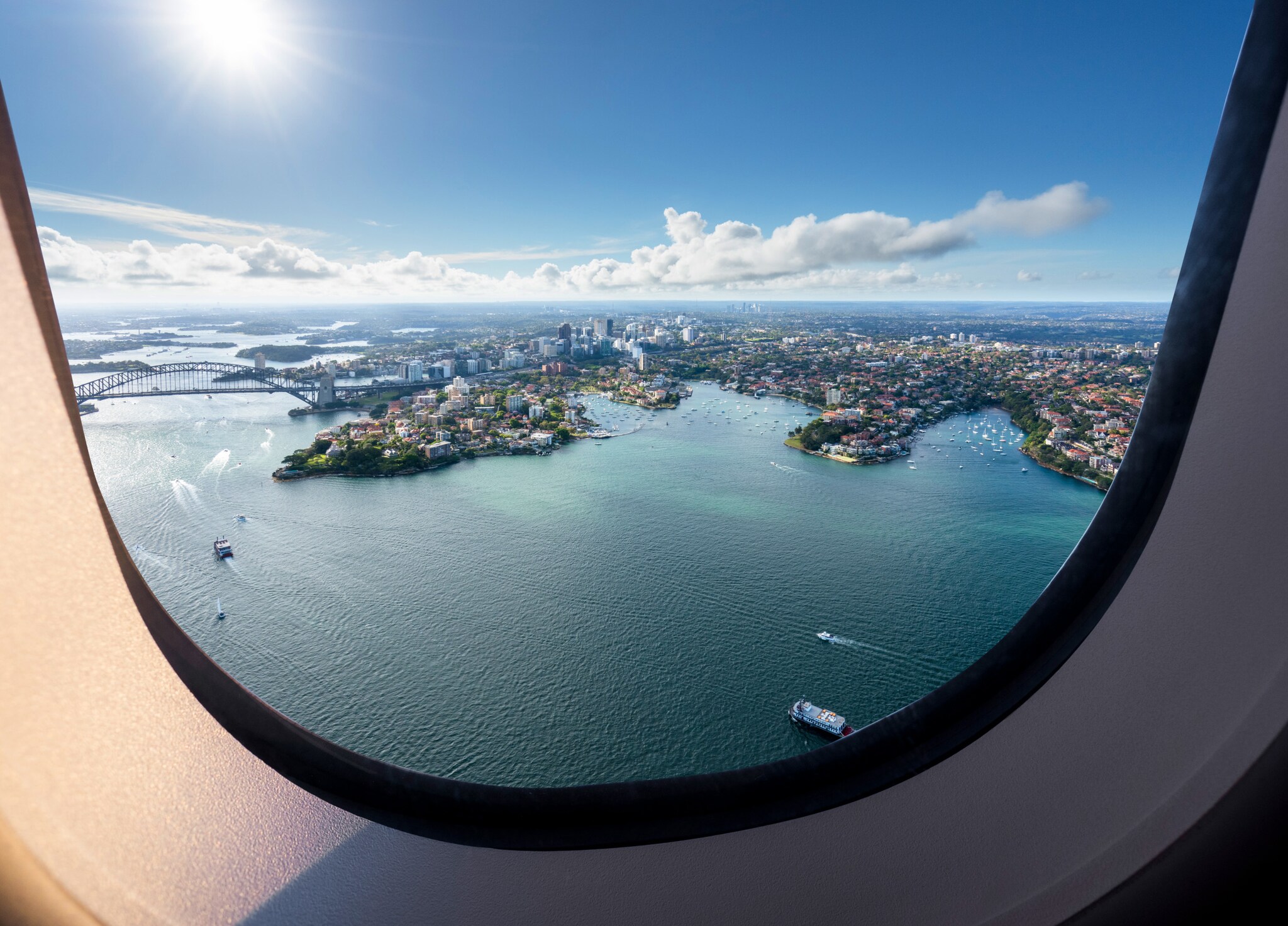 Blick auf die Waterfront von Sydney aus einem Flugzeugfenster