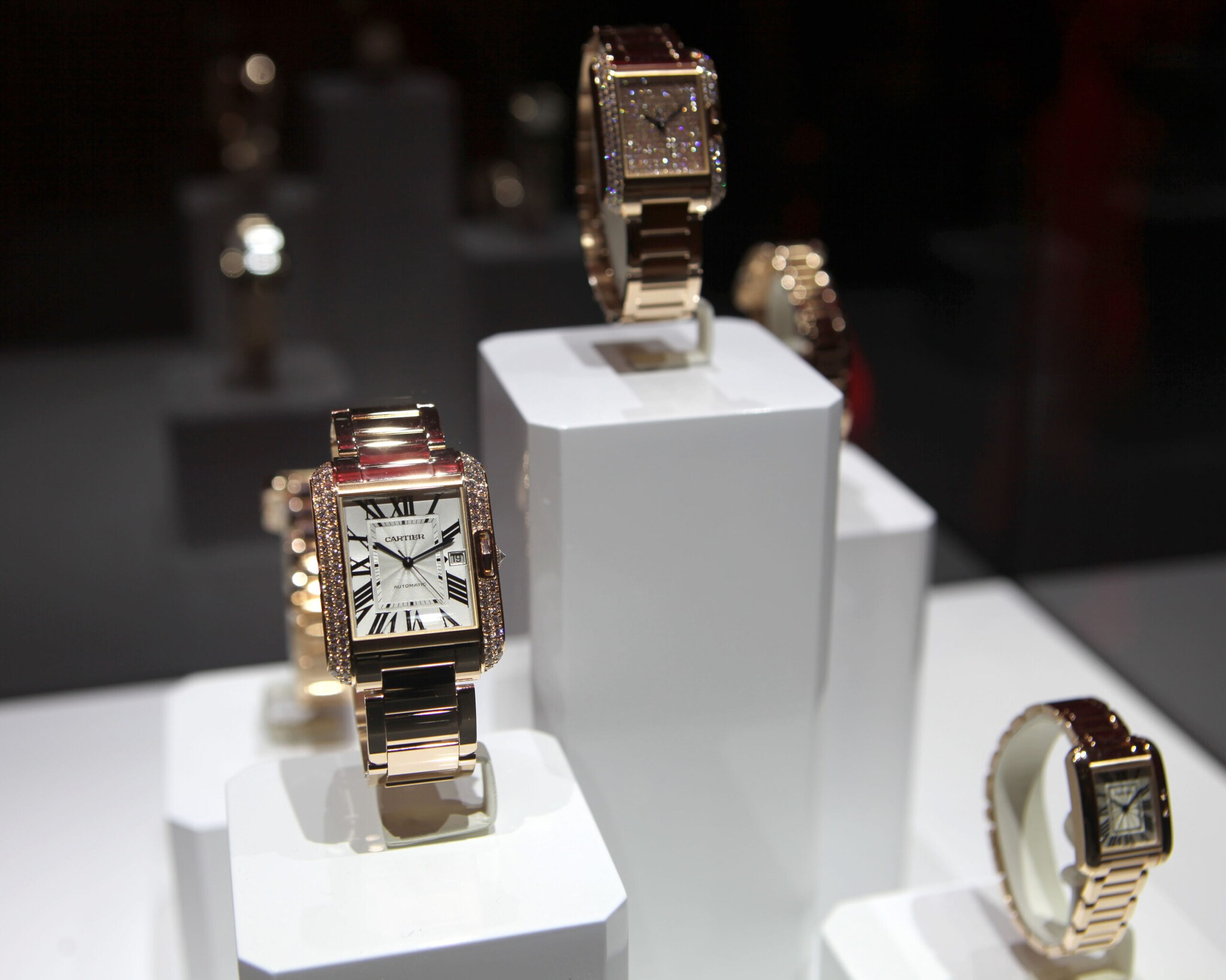 Mehrere Uhren von Cartier ausgestellt