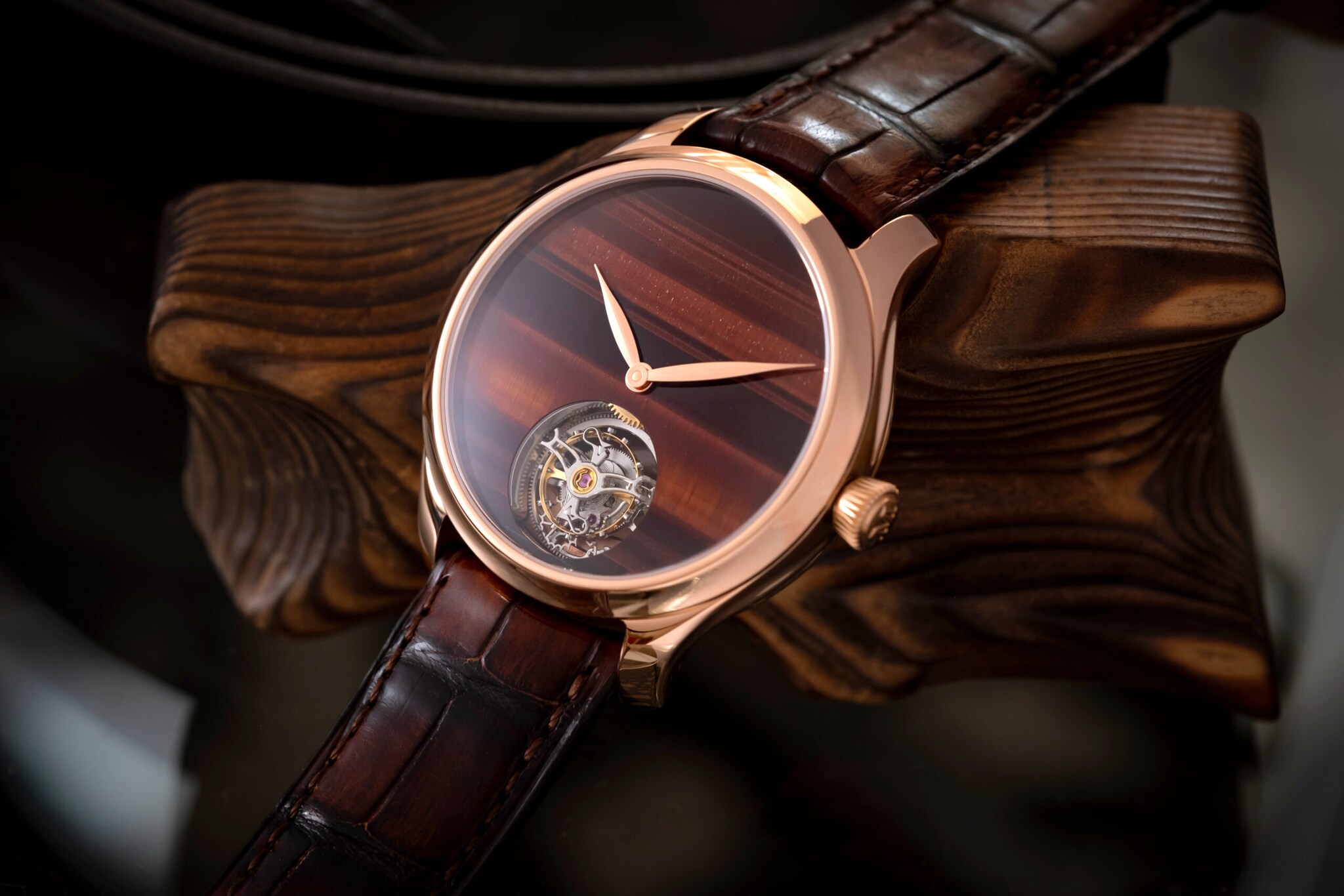 Armbanduhr mit Ziffernblatt in Holzoptik und Lederarmband